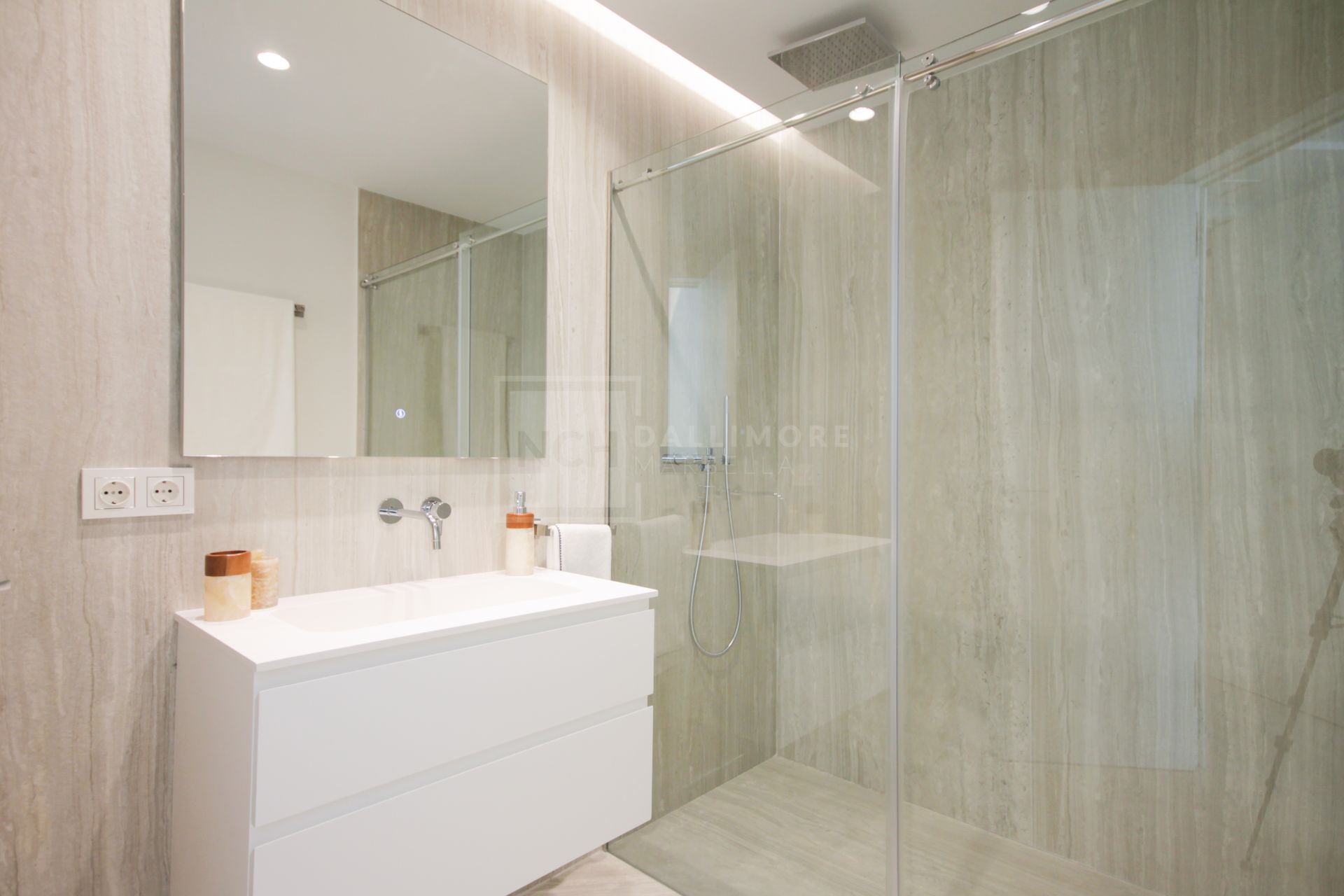 BEACHFRONT LUXURY APARTMENT IN ESTEPONA