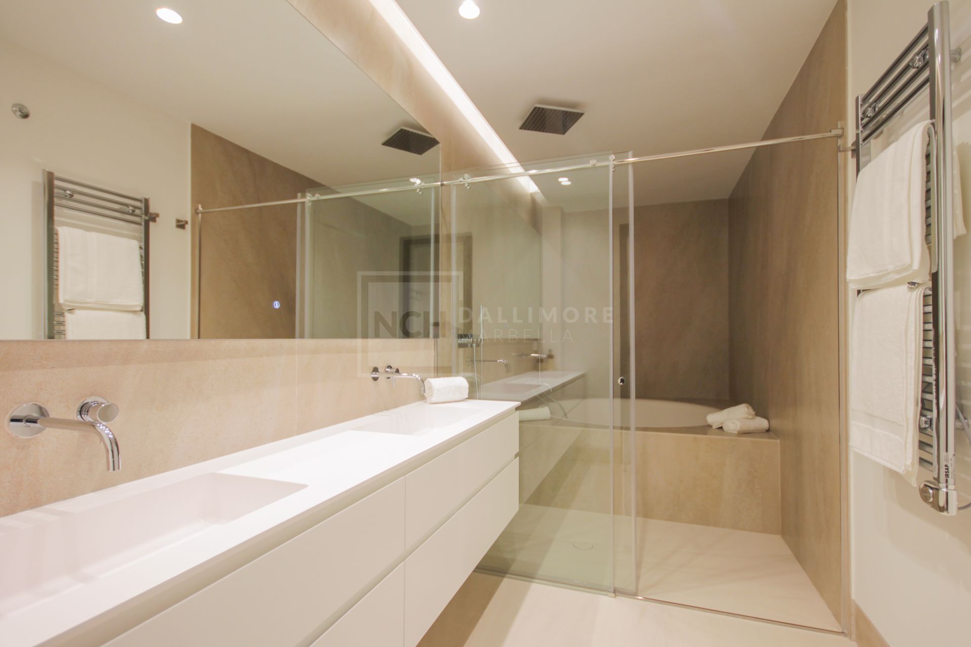 BEACHFRONT LUXURY APARTMENT IN ESTEPONA