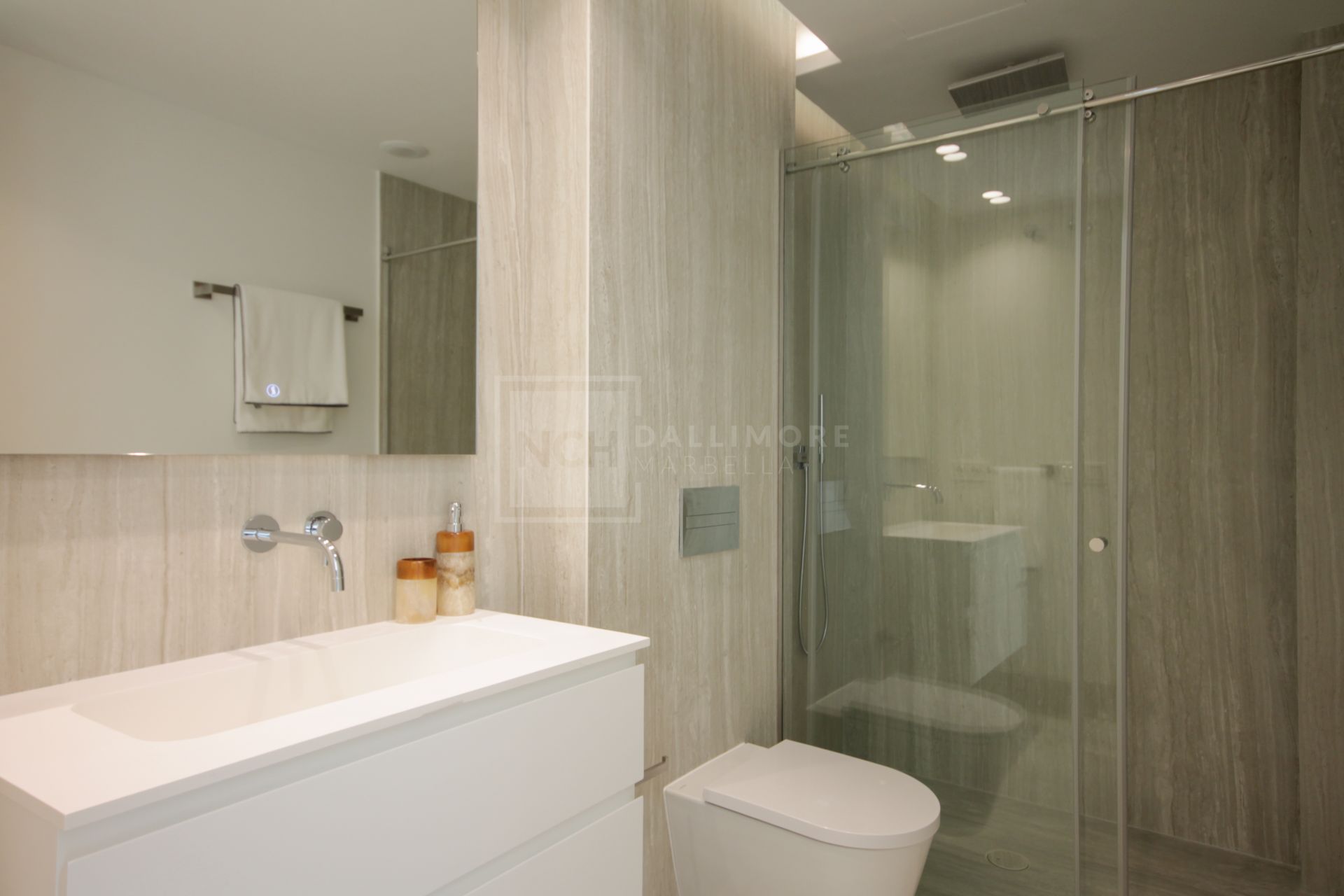 BEACHFRONT LUXURY APARTMENT IN ESTEPONA