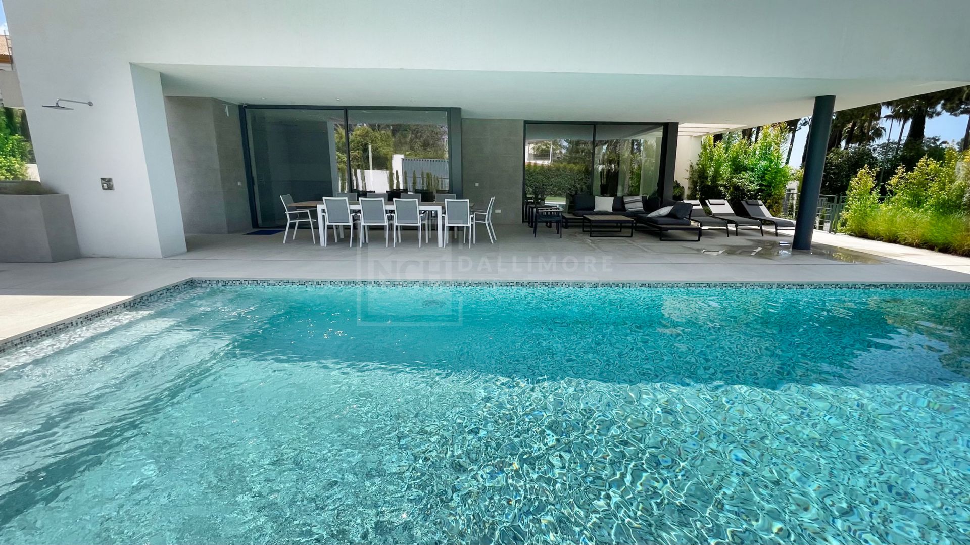 VILLA MODERNA DE 5 DORMITORIOS CON PISCINA PRIVADA Y CINE EN LA MILLA DE ORO DE MARBELLA