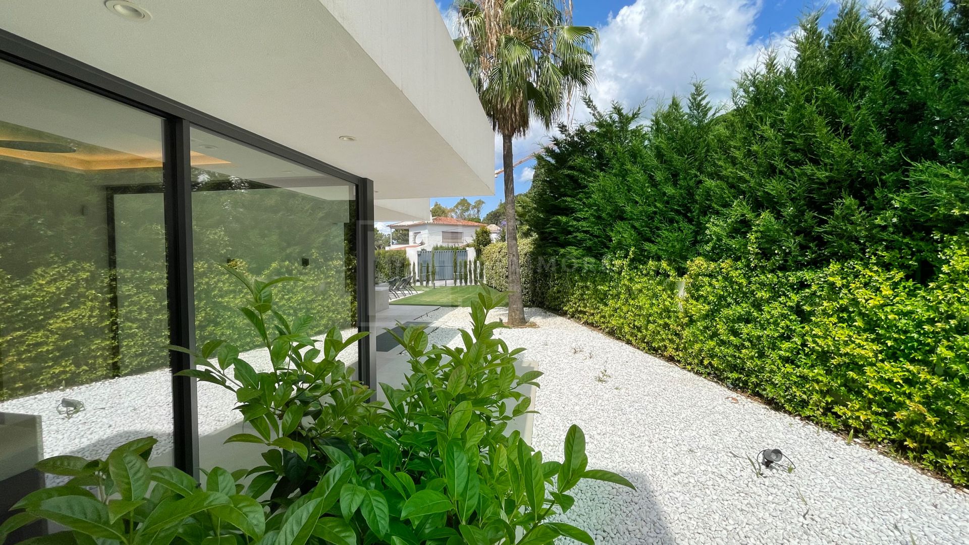 VILLA MODERNA DE 5 DORMITORIOS CON PISCINA PRIVADA Y CINE EN LA MILLA DE ORO DE MARBELLA