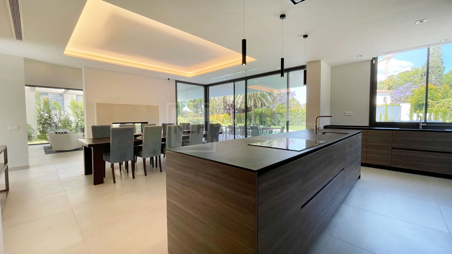 VILLA MODERNA DE 5 DORMITORIOS CON PISCINA PRIVADA Y CINE EN LA MILLA DE ORO DE MARBELLA
