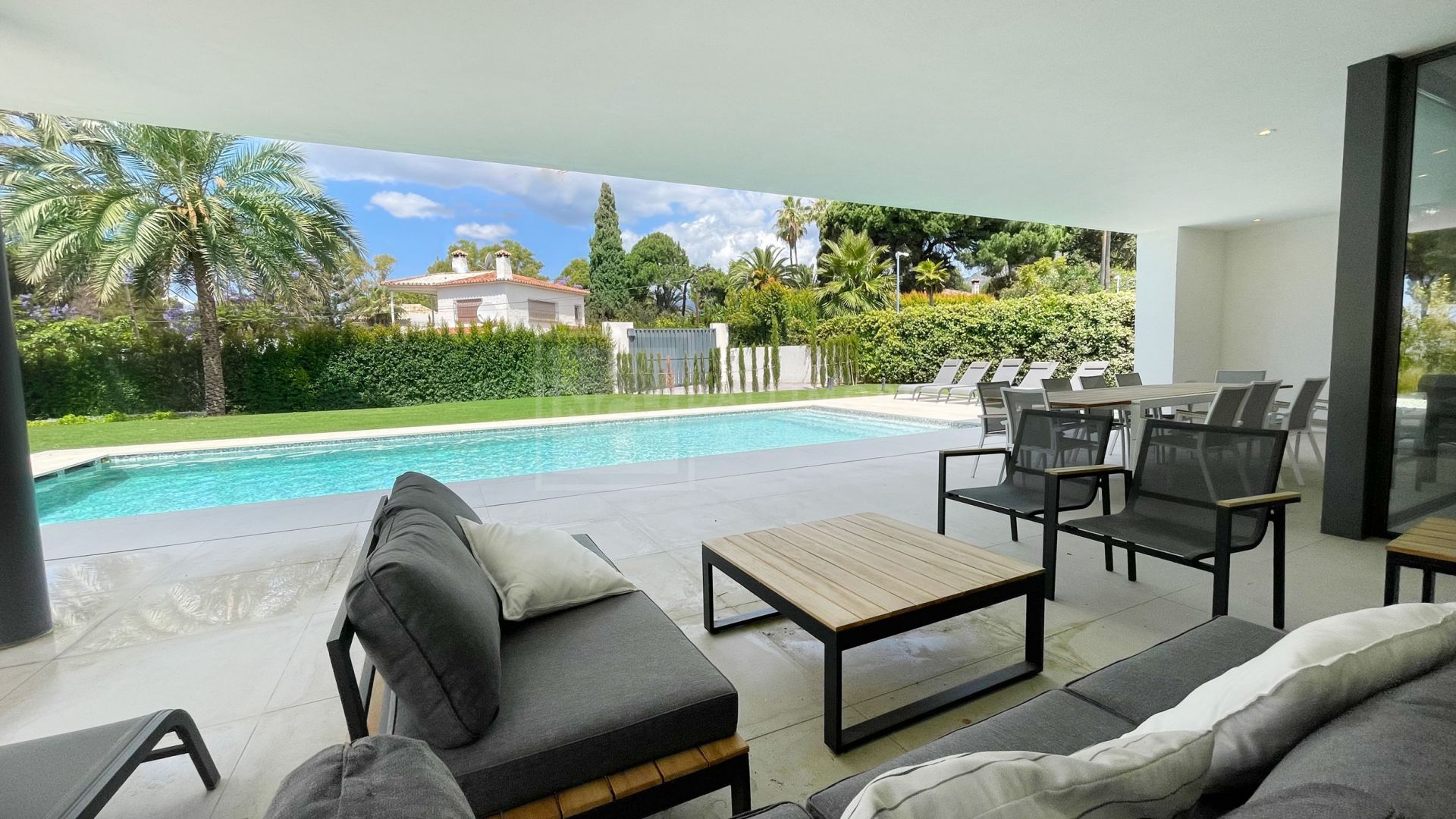 VILLA MODERNA DE 5 DORMITORIOS CON PISCINA PRIVADA Y CINE EN LA MILLA DE ORO DE MARBELLA