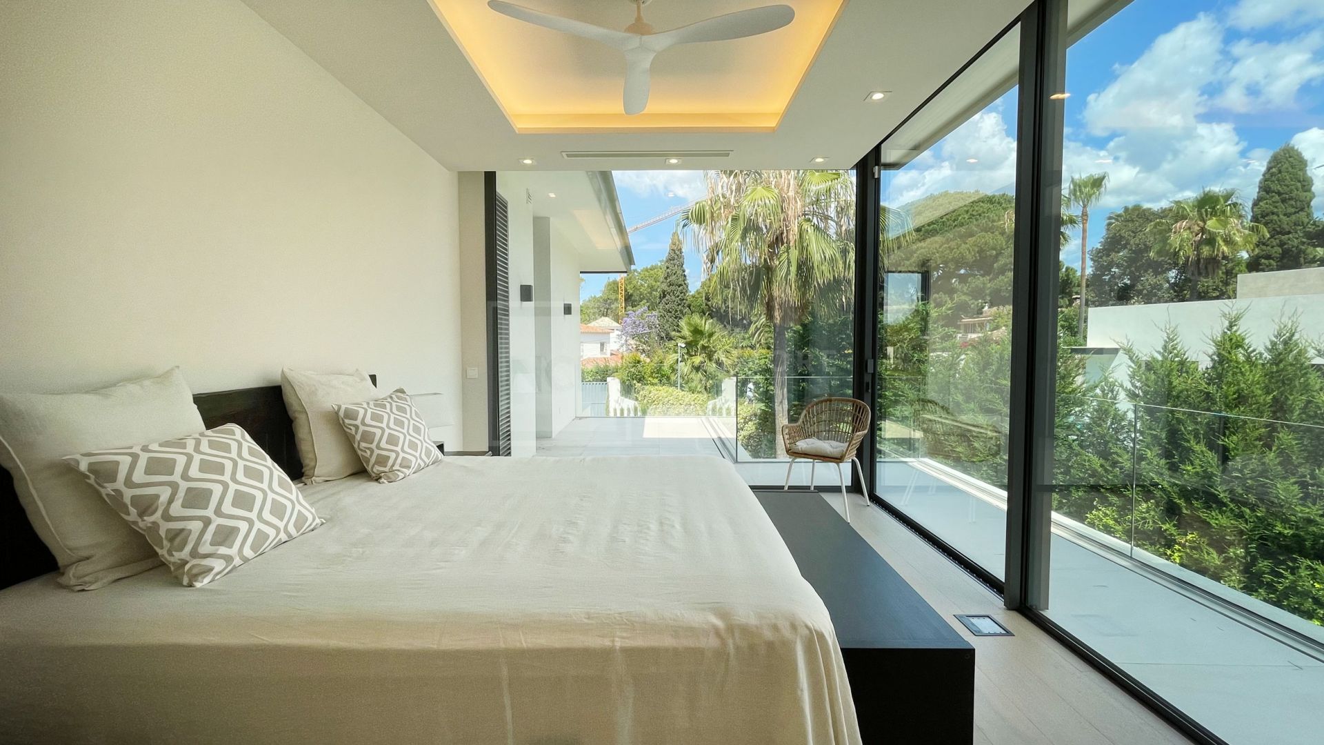VILLA MODERNA DE 5 DORMITORIOS CON PISCINA PRIVADA Y CINE EN LA MILLA DE ORO DE MARBELLA