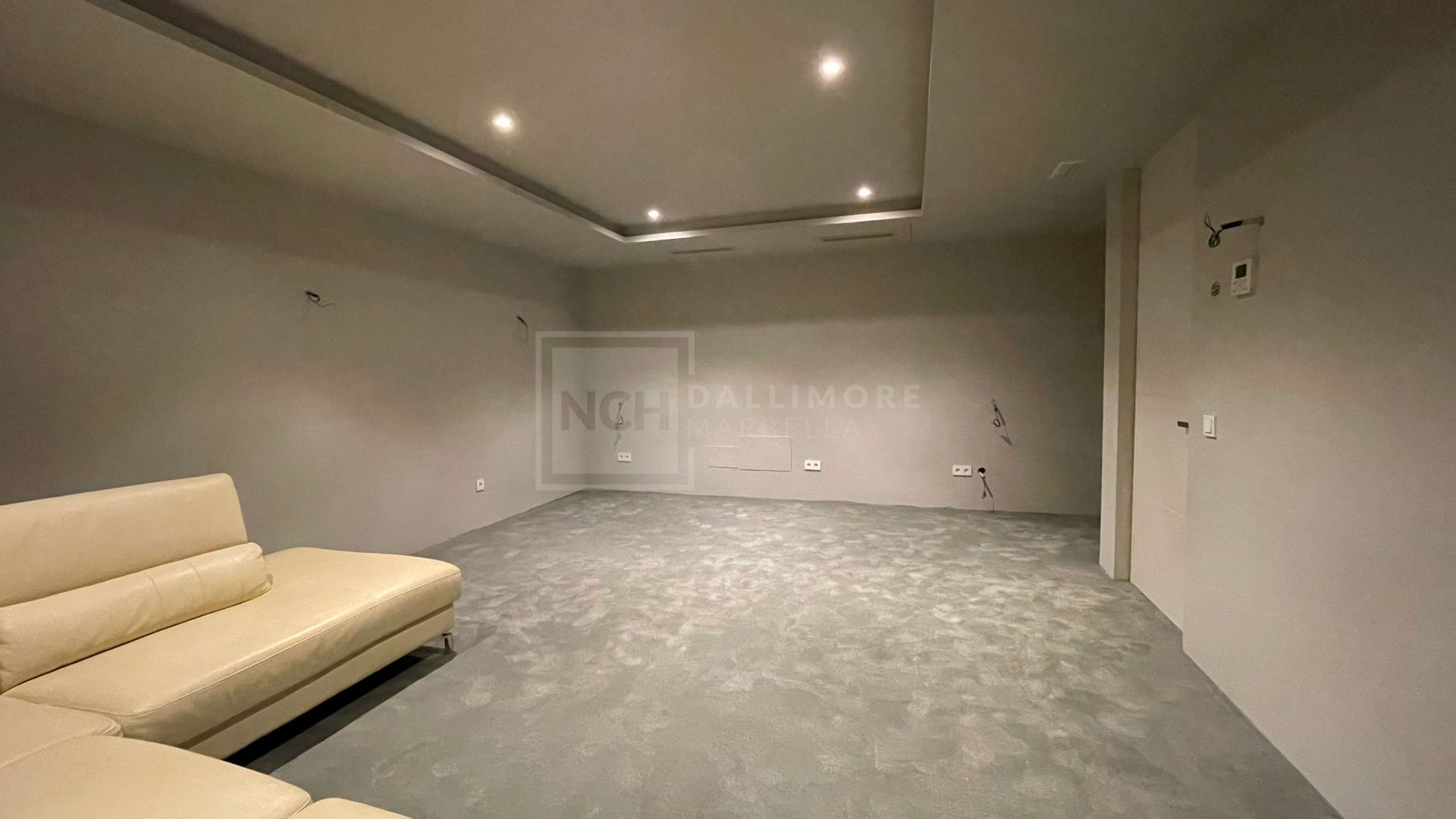 VILLA MODERNA DE 5 DORMITORIOS CON PISCINA PRIVADA Y CINE EN LA MILLA DE ORO DE MARBELLA