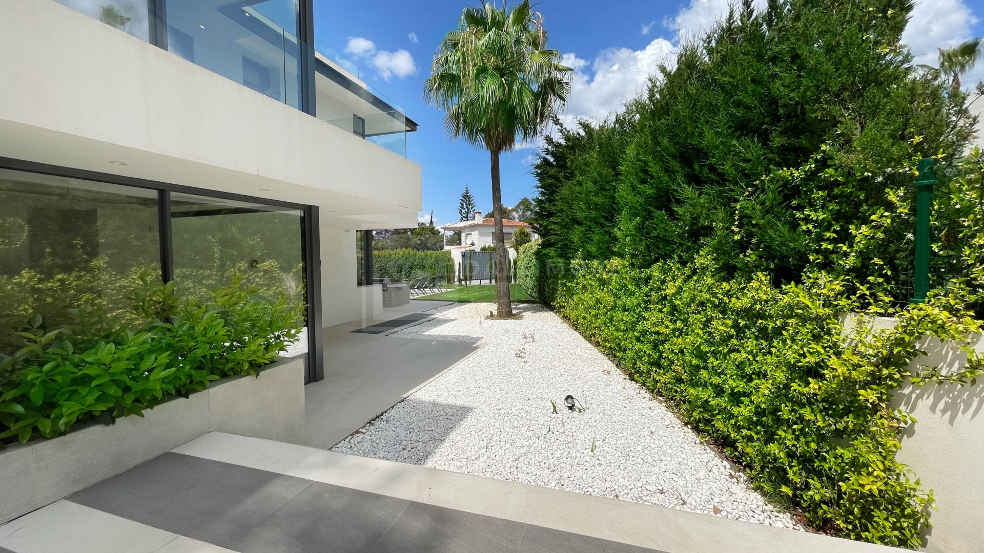 VILLA MODERNA DE 5 DORMITORIOS CON PISCINA PRIVADA Y CINE EN LA MILLA DE ORO DE MARBELLA