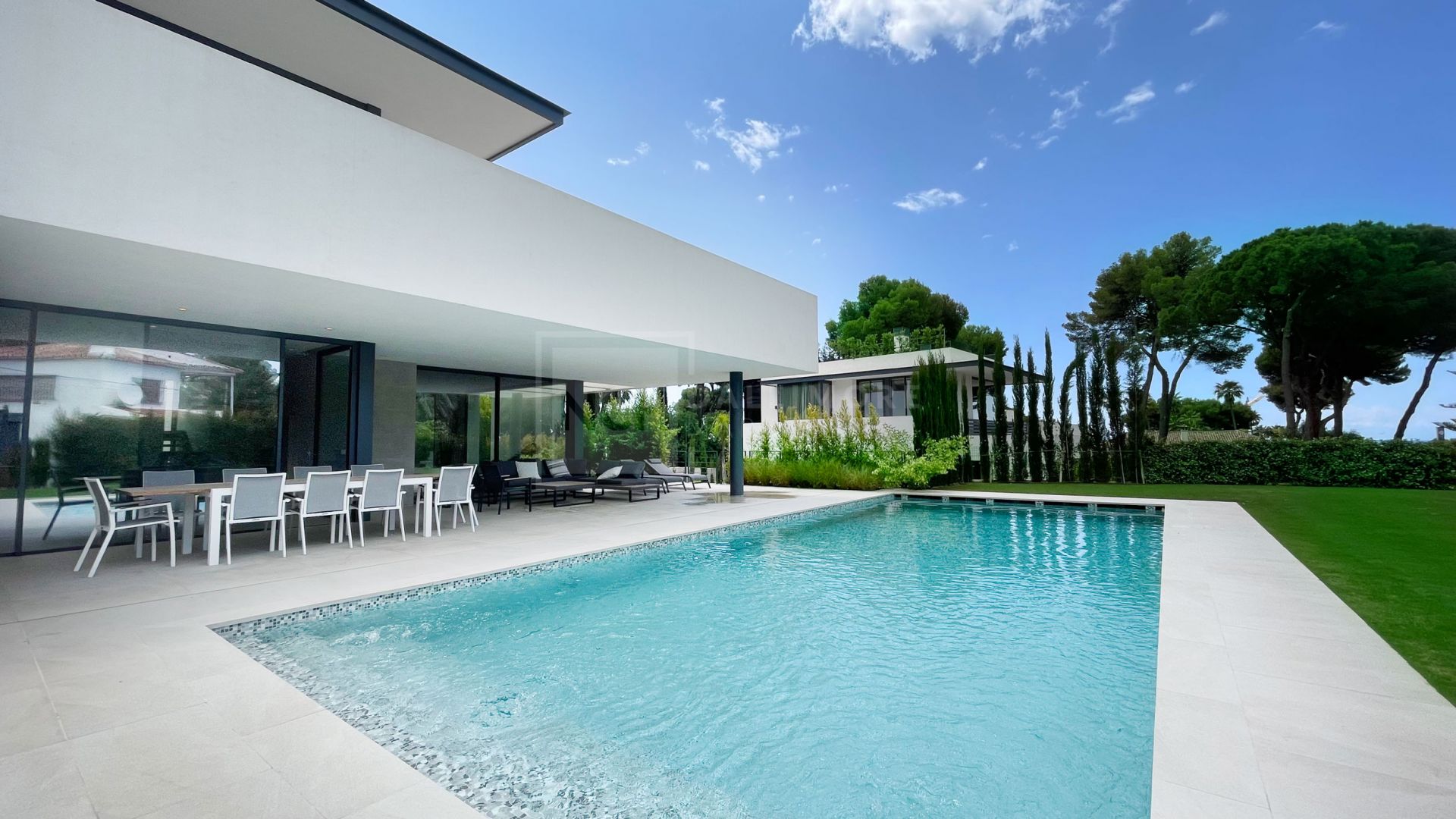 VILLA MODERNA DE 5 DORMITORIOS CON PISCINA PRIVADA Y CINE EN LA MILLA DE ORO DE MARBELLA