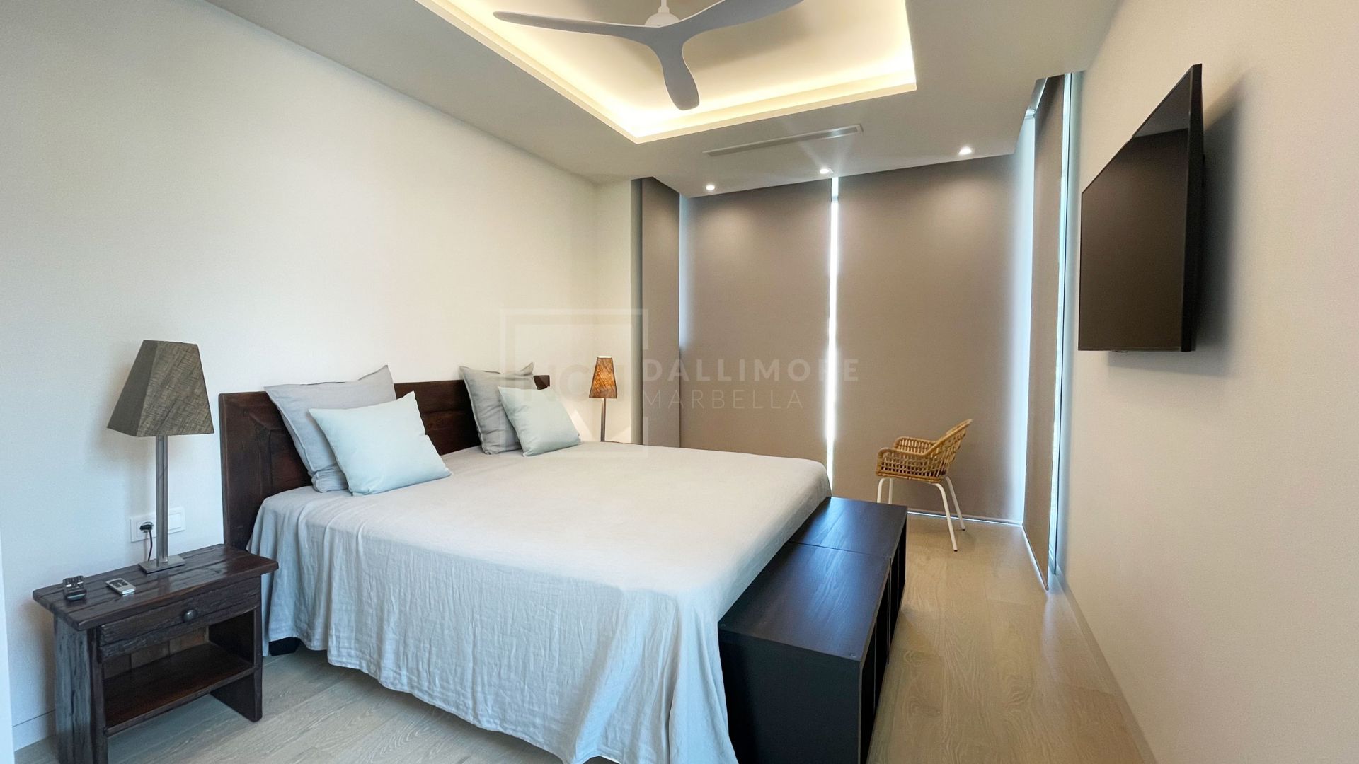 VILLA MODERNA DE 5 DORMITORIOS CON PISCINA PRIVADA Y CINE EN LA MILLA DE ORO DE MARBELLA