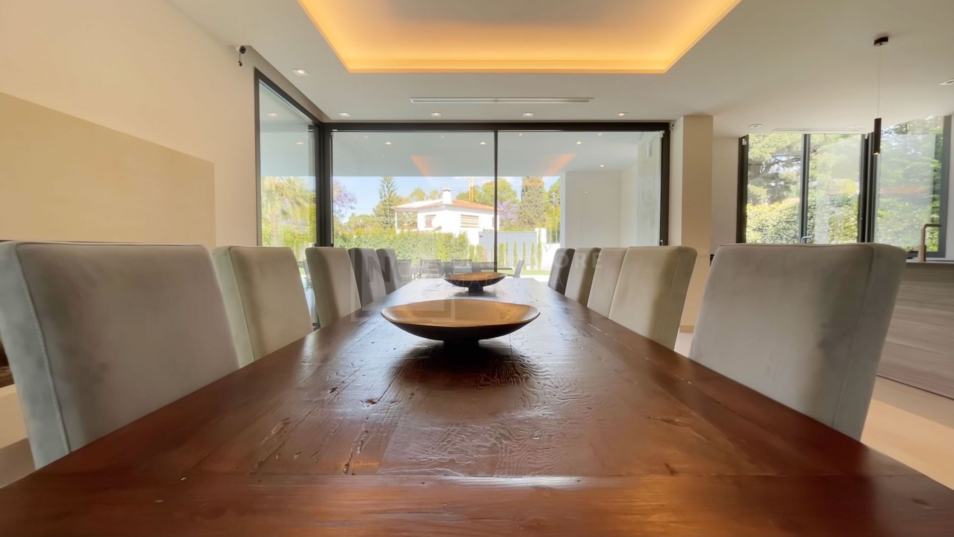 VILLA MODERNA DE 5 DORMITORIOS CON PISCINA PRIVADA Y CINE EN LA MILLA DE ORO DE MARBELLA