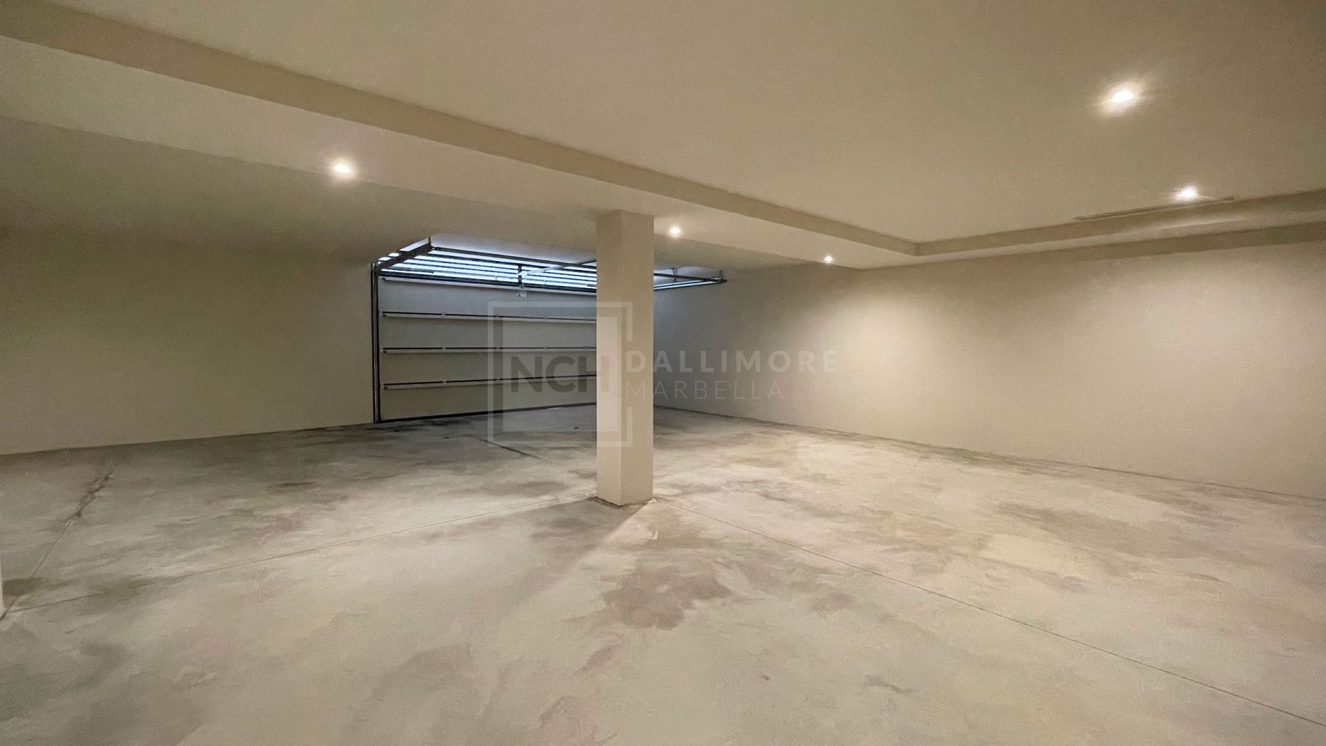 VILLA MODERNA DE 5 DORMITORIOS CON PISCINA PRIVADA Y CINE EN LA MILLA DE ORO DE MARBELLA