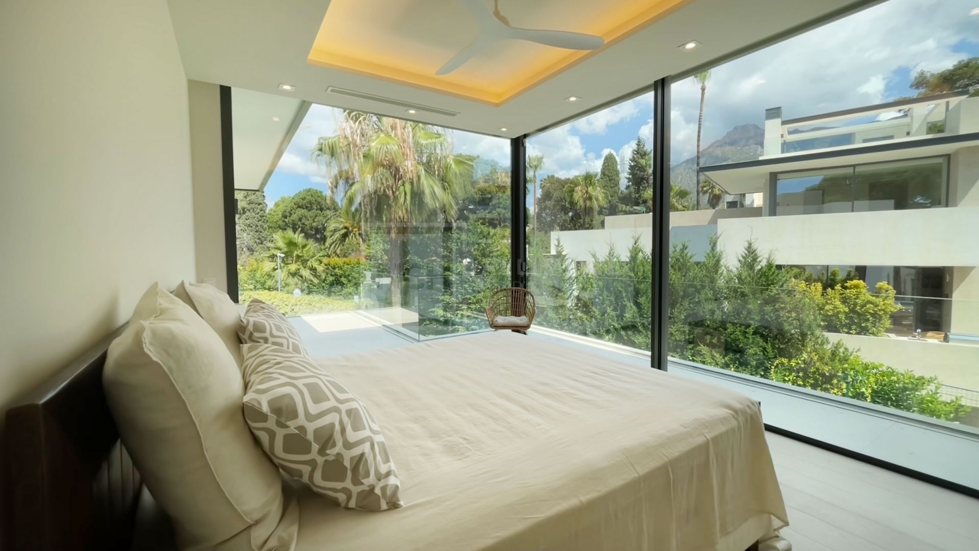 VILLA MODERNA DE 5 DORMITORIOS CON PISCINA PRIVADA Y CINE EN LA MILLA DE ORO DE MARBELLA