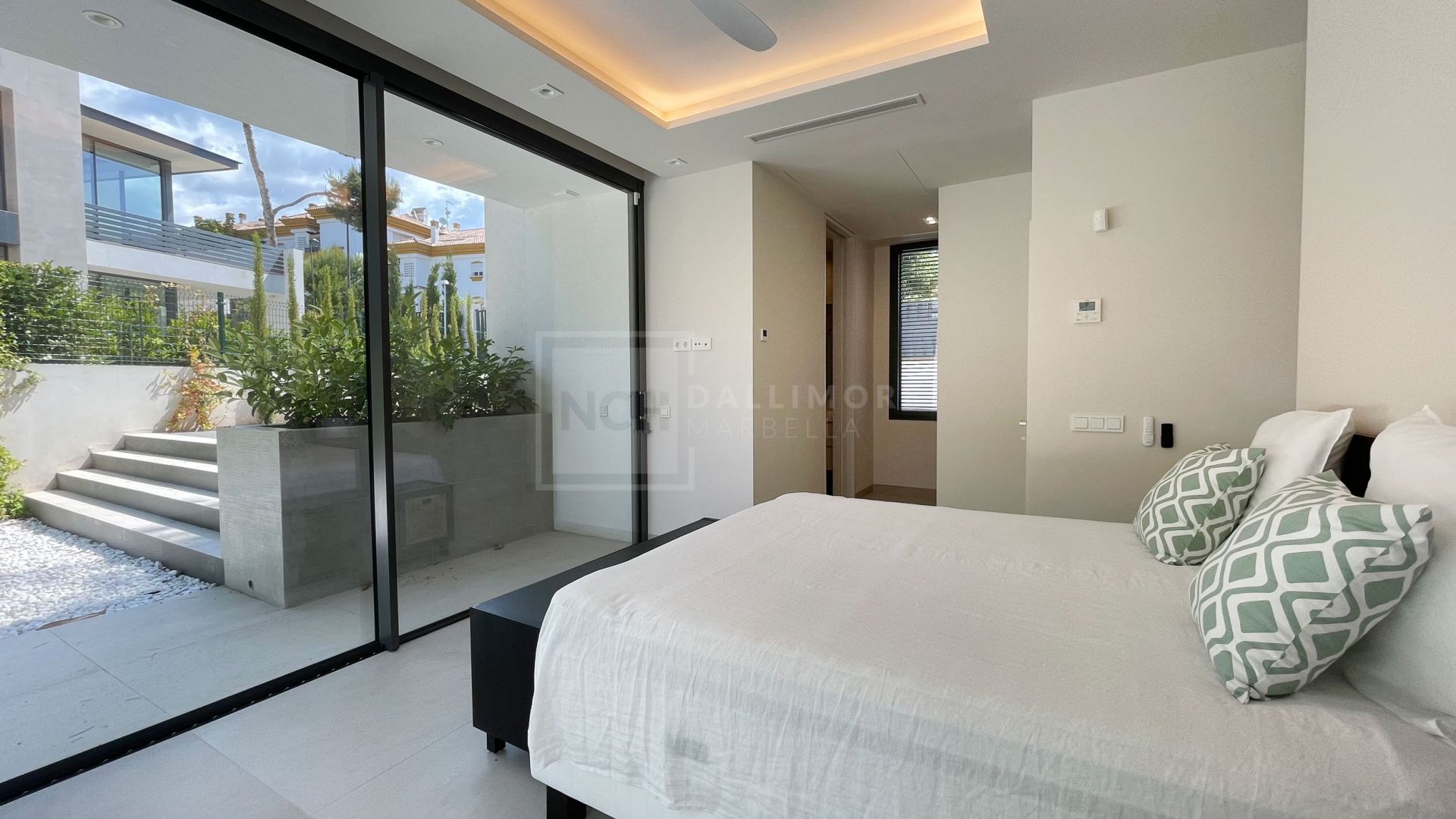 VILLA MODERNA DE 5 DORMITORIOS CON PISCINA PRIVADA Y CINE EN LA MILLA DE ORO DE MARBELLA