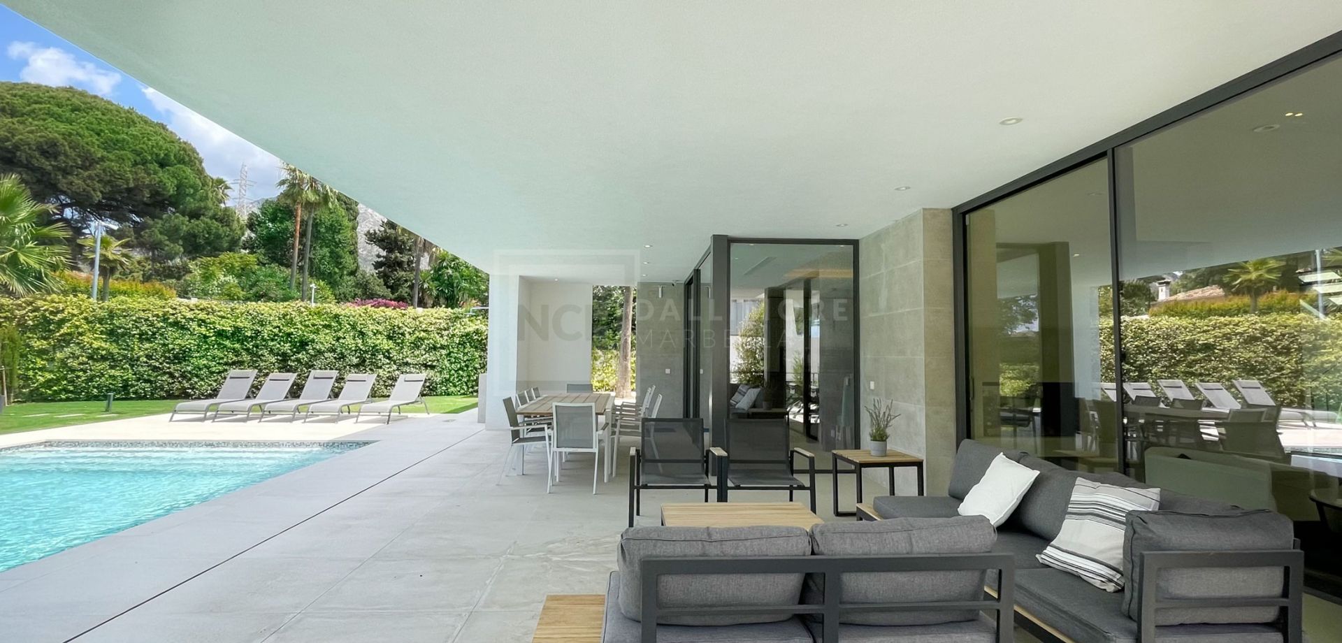 VILLA MODERNA DE 5 DORMITORIOS CON PISCINA PRIVADA Y CINE EN LA MILLA DE ORO DE MARBELLA