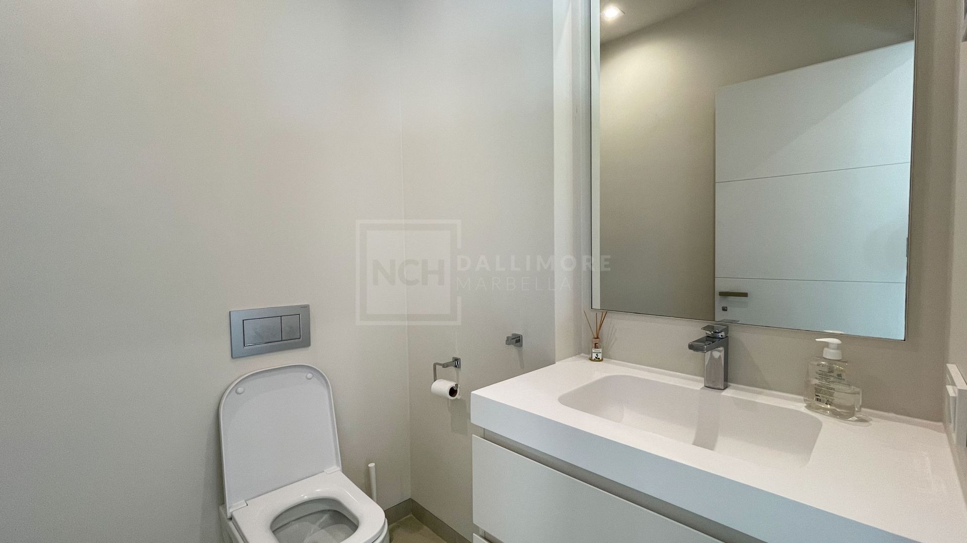 VILLA MODERNA DE 5 DORMITORIOS CON PISCINA PRIVADA Y CINE EN LA MILLA DE ORO DE MARBELLA
