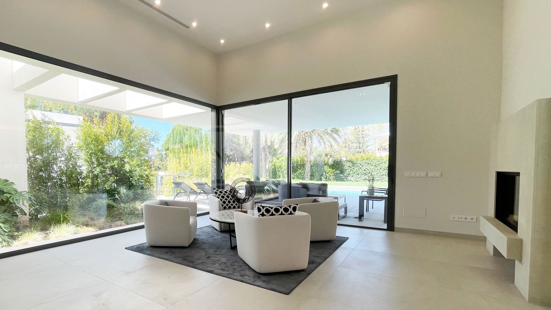 VILLA MODERNA DE 5 DORMITORIOS CON PISCINA PRIVADA Y CINE EN LA MILLA DE ORO DE MARBELLA