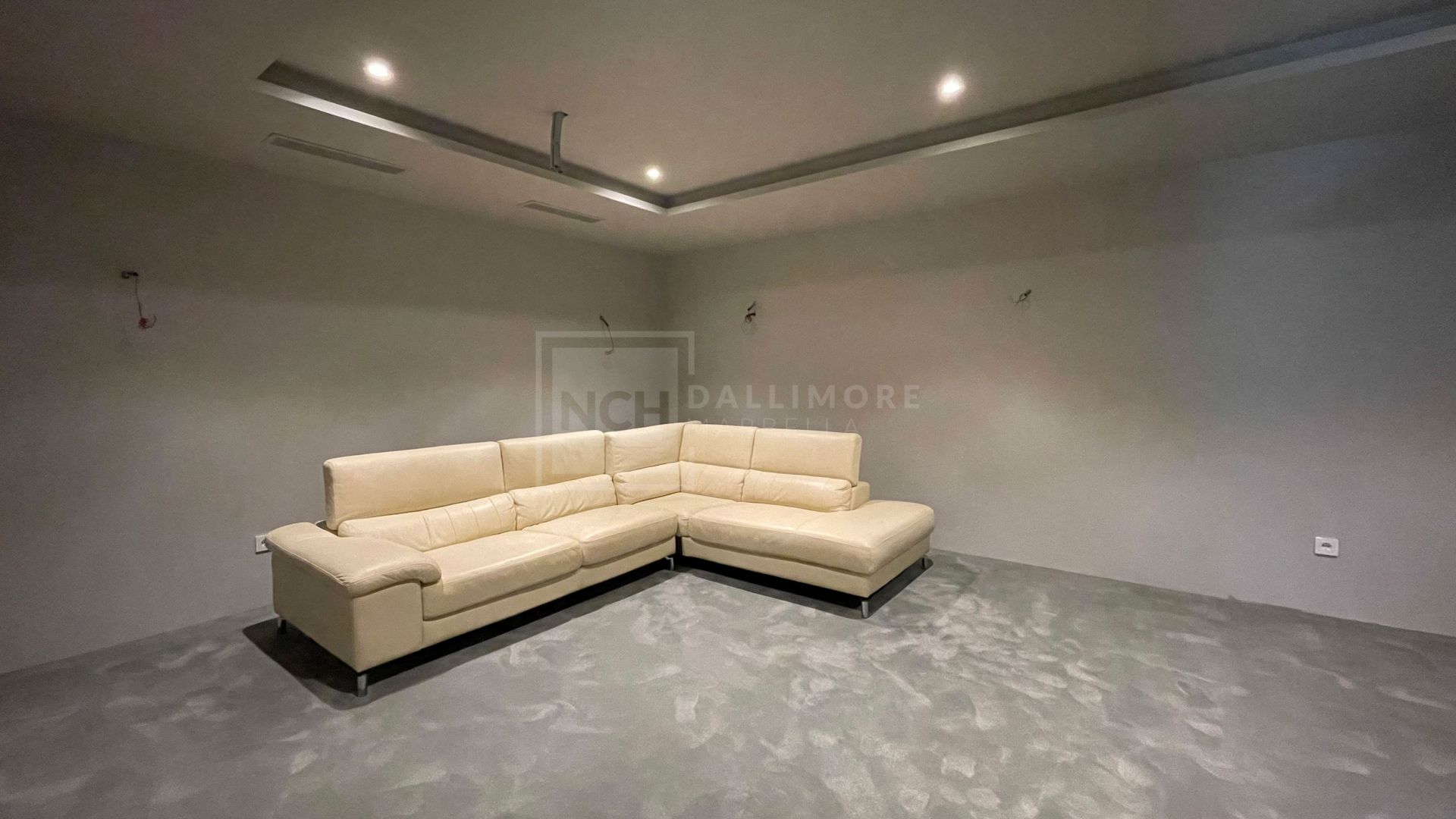 VILLA MODERNA DE 5 DORMITORIOS CON PISCINA PRIVADA Y CINE EN LA MILLA DE ORO DE MARBELLA