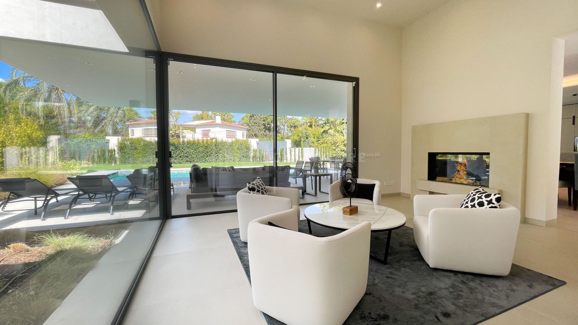 VILLA MODERNA DE 5 DORMITORIOS CON PISCINA PRIVADA Y CINE EN LA MILLA DE ORO DE MARBELLA