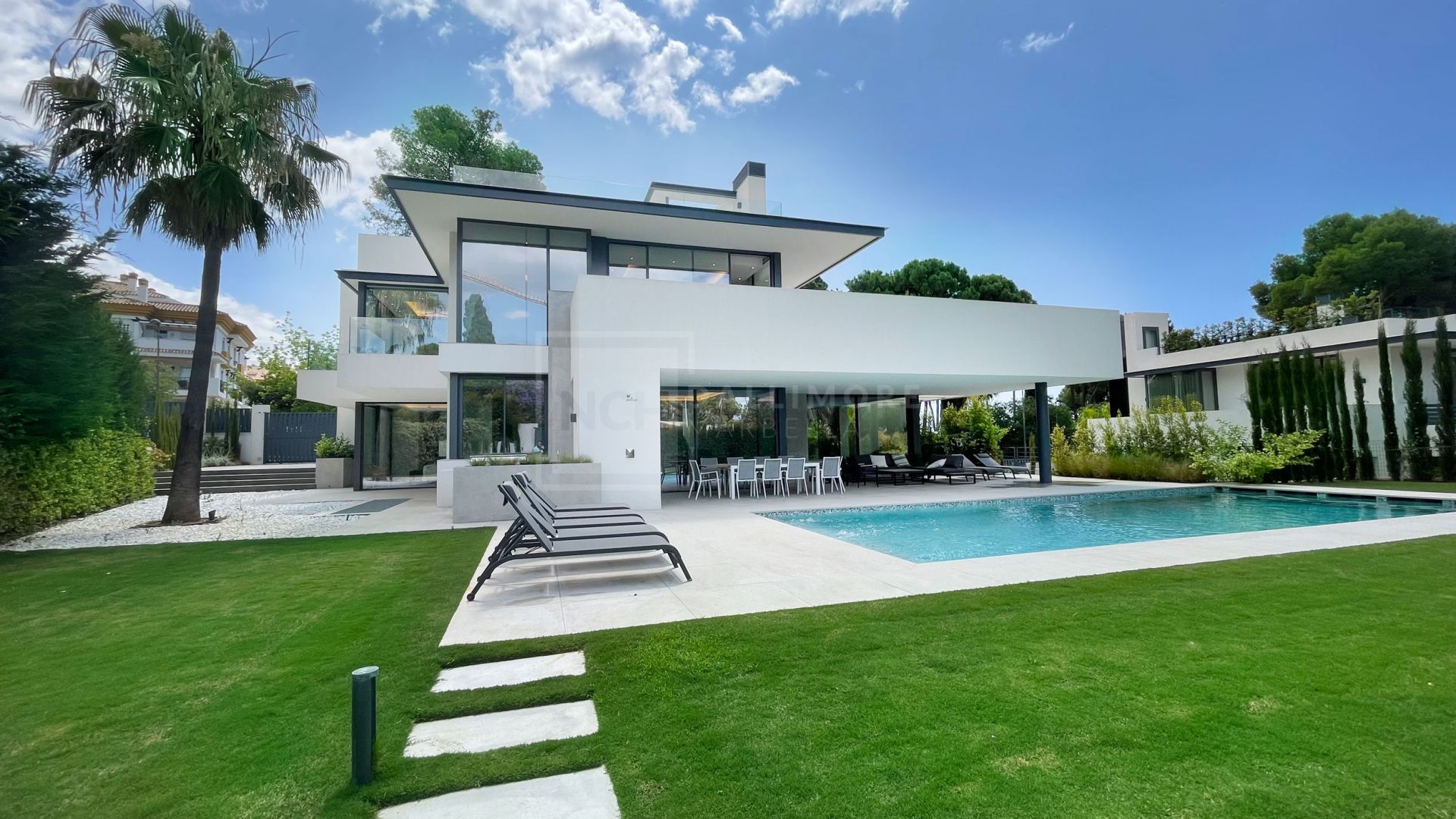 VILLA MODERNA DE 5 DORMITORIOS CON PISCINA PRIVADA Y CINE EN LA MILLA DE ORO DE MARBELLA