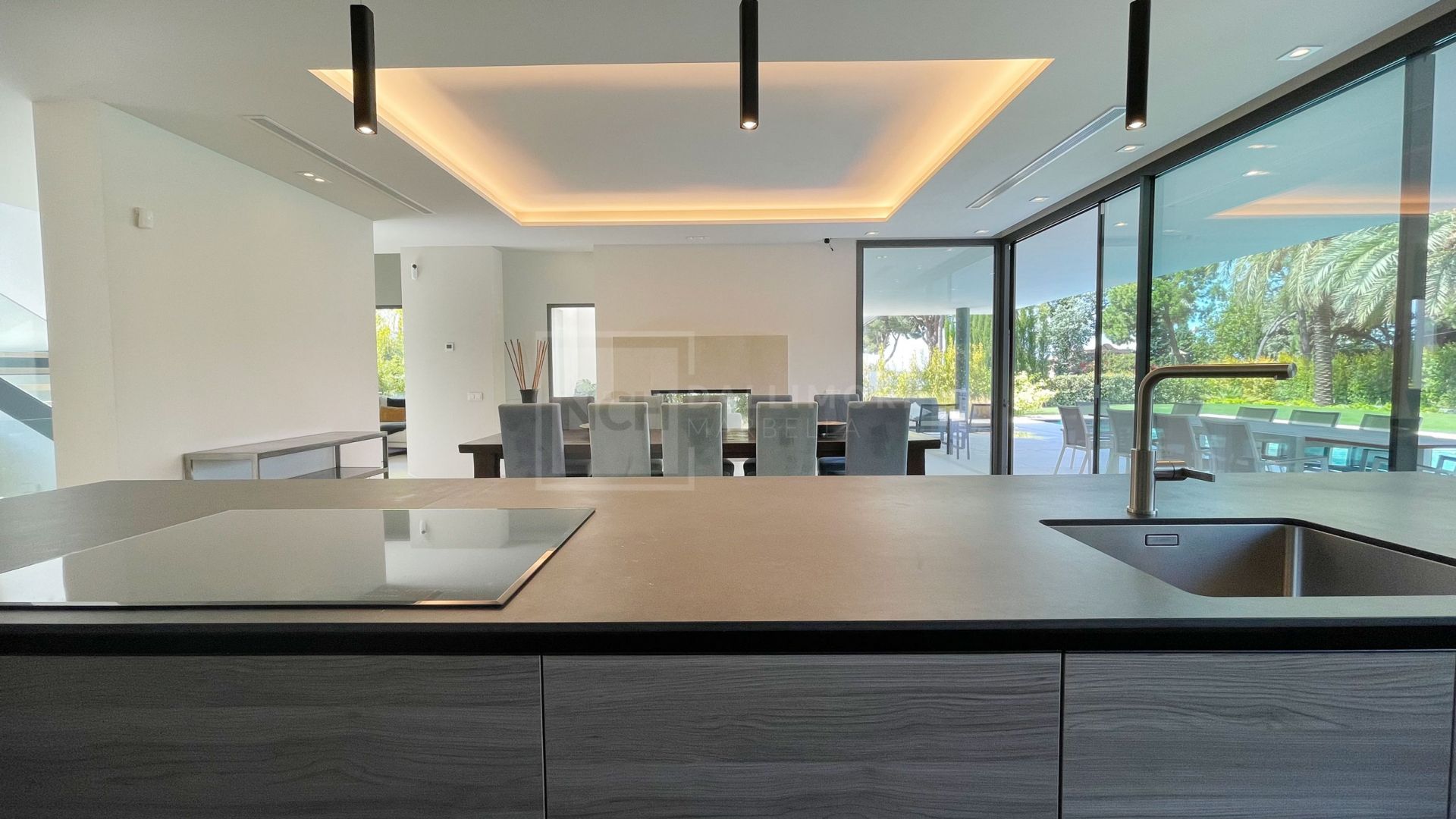 VILLA MODERNA DE 5 DORMITORIOS CON PISCINA PRIVADA Y CINE EN LA MILLA DE ORO DE MARBELLA