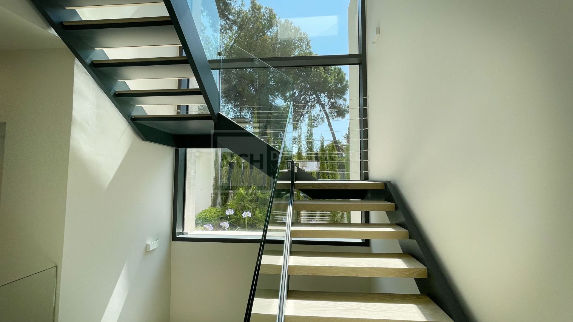 VILLA MODERNA DE 5 DORMITORIOS CON PISCINA PRIVADA Y CINE EN LA MILLA DE ORO DE MARBELLA