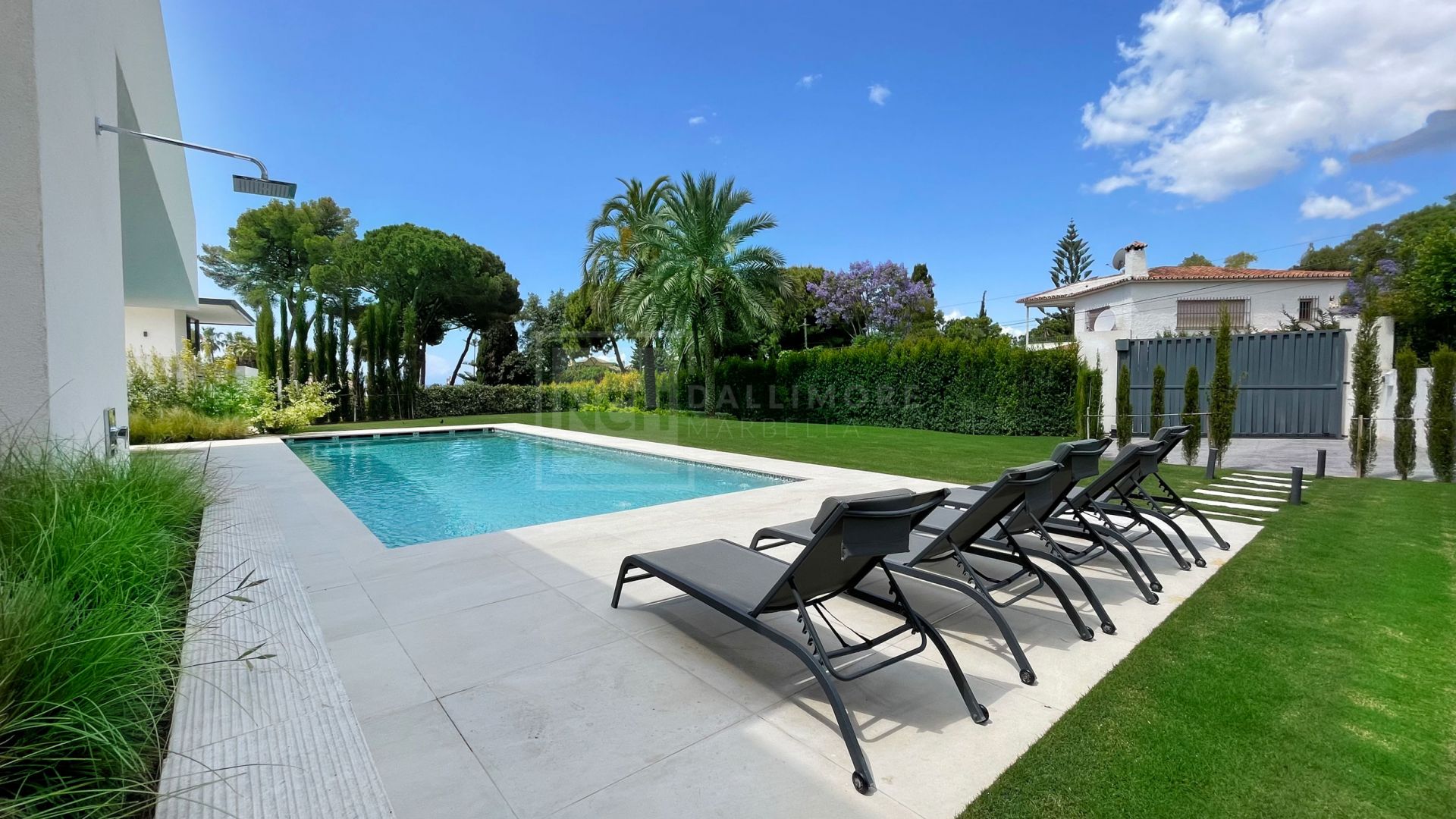 VILLA MODERNA DE 5 DORMITORIOS CON PISCINA PRIVADA Y CINE EN LA MILLA DE ORO DE MARBELLA