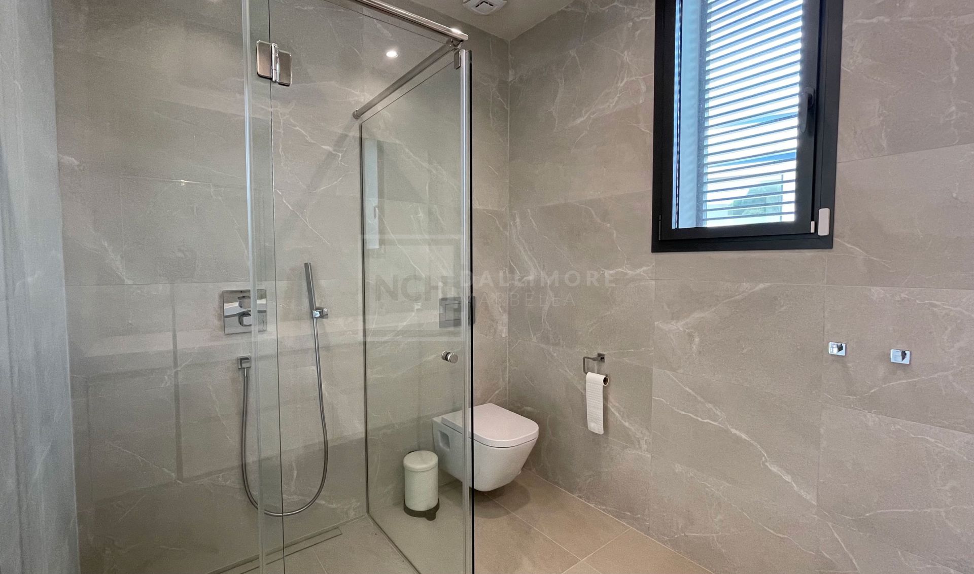 VILLA MODERNA DE 5 DORMITORIOS CON PISCINA PRIVADA Y CINE EN LA MILLA DE ORO DE MARBELLA