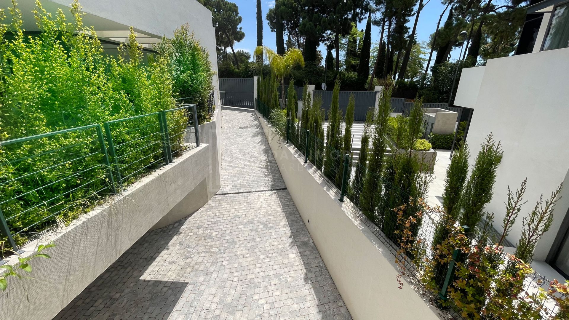 VILLA MODERNA DE 5 DORMITORIOS CON PISCINA PRIVADA Y CINE EN LA MILLA DE ORO DE MARBELLA