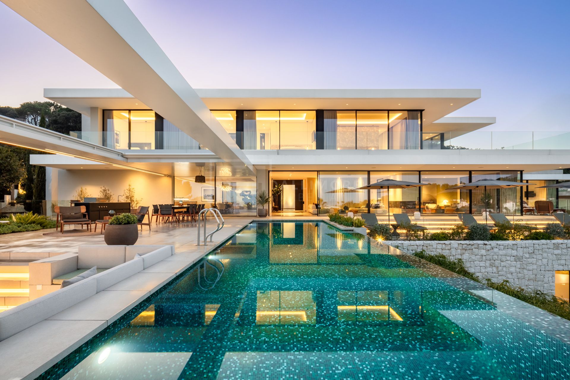 ESPECTACULAR VILLA EN LAS COLINAS SOBRE MARBELLA