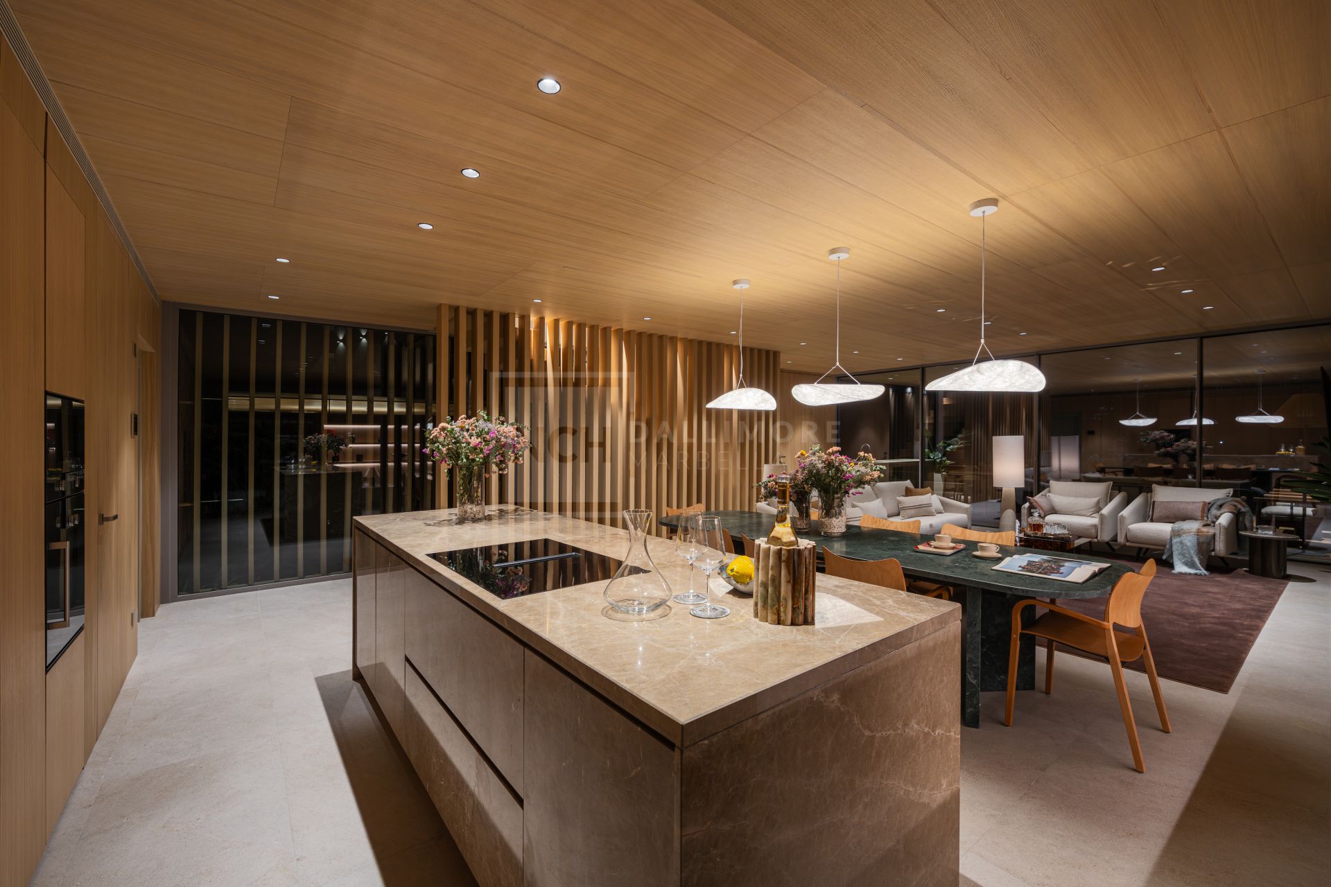 VILLA DE DISEÑO DE 4 DORMITORIOS CON PISCINA, SPA Y JARDÍN EN NUEVA ANDALUCÍA