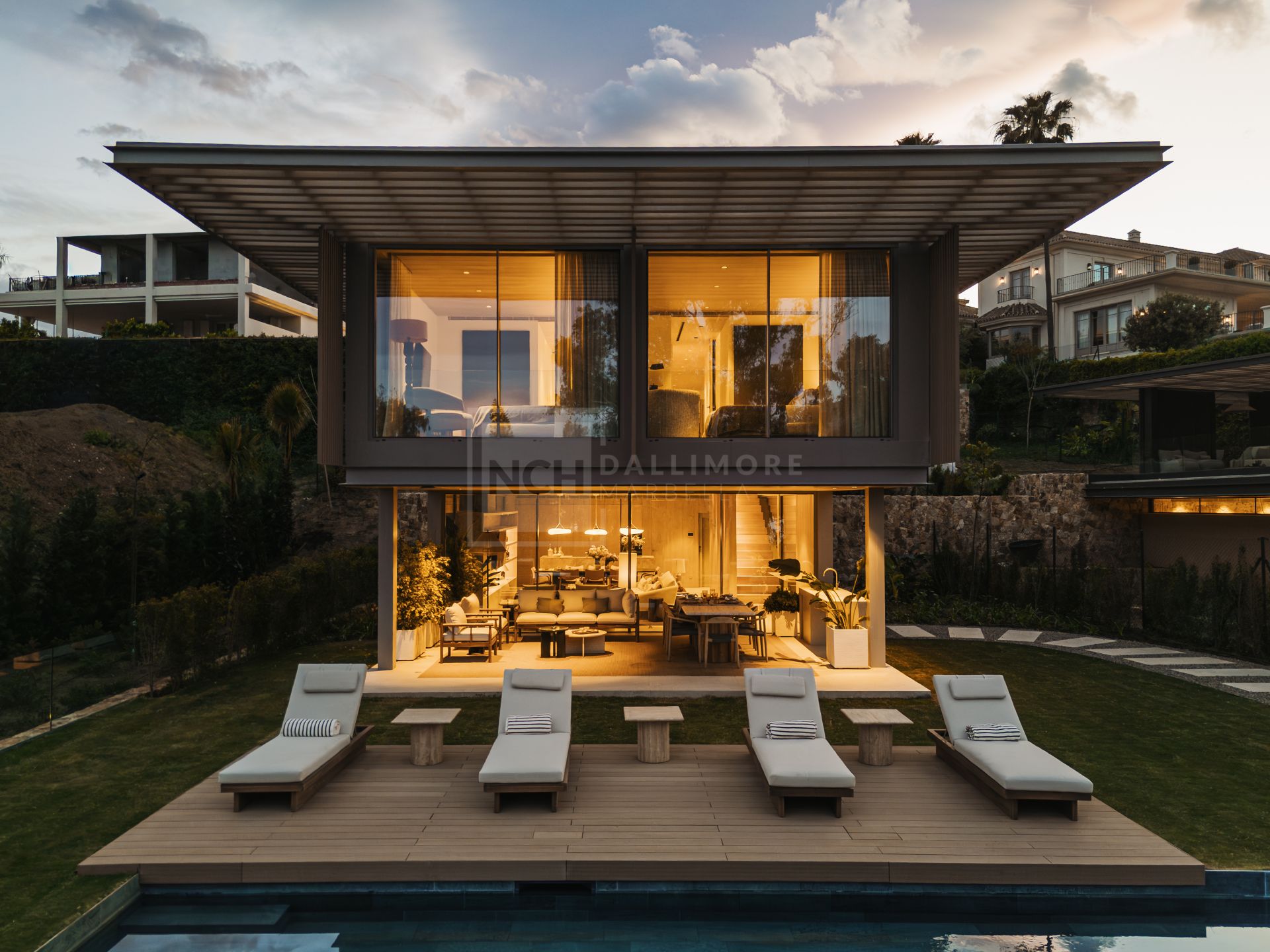 VILLA DE DISEÑO DE 4 DORMITORIOS CON PISCINA, SPA Y JARDÍN EN NUEVA ANDALUCÍA