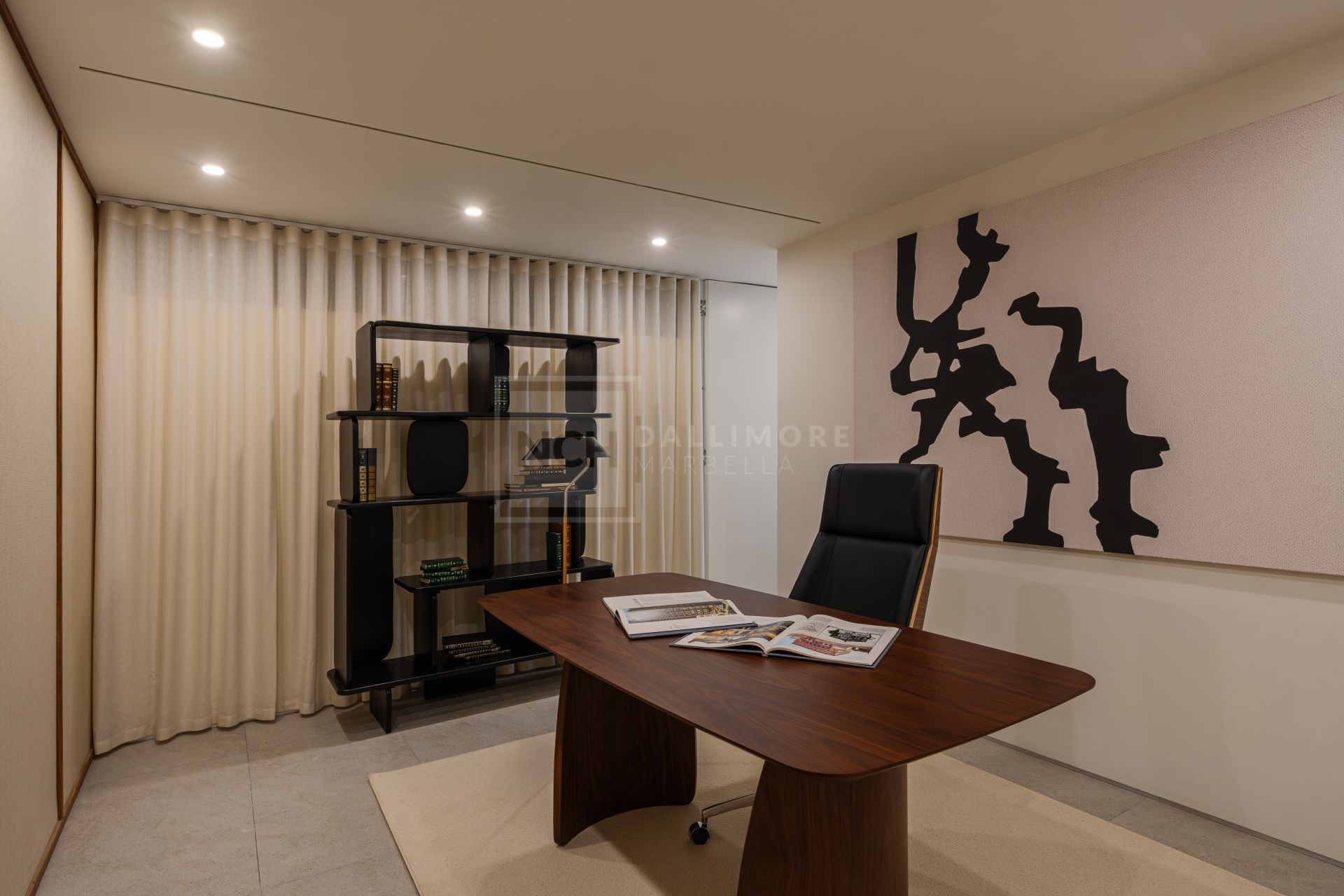 VILLA DE DISEÑO DE 4 DORMITORIOS CON PISCINA, SPA Y JARDÍN EN NUEVA ANDALUCÍA