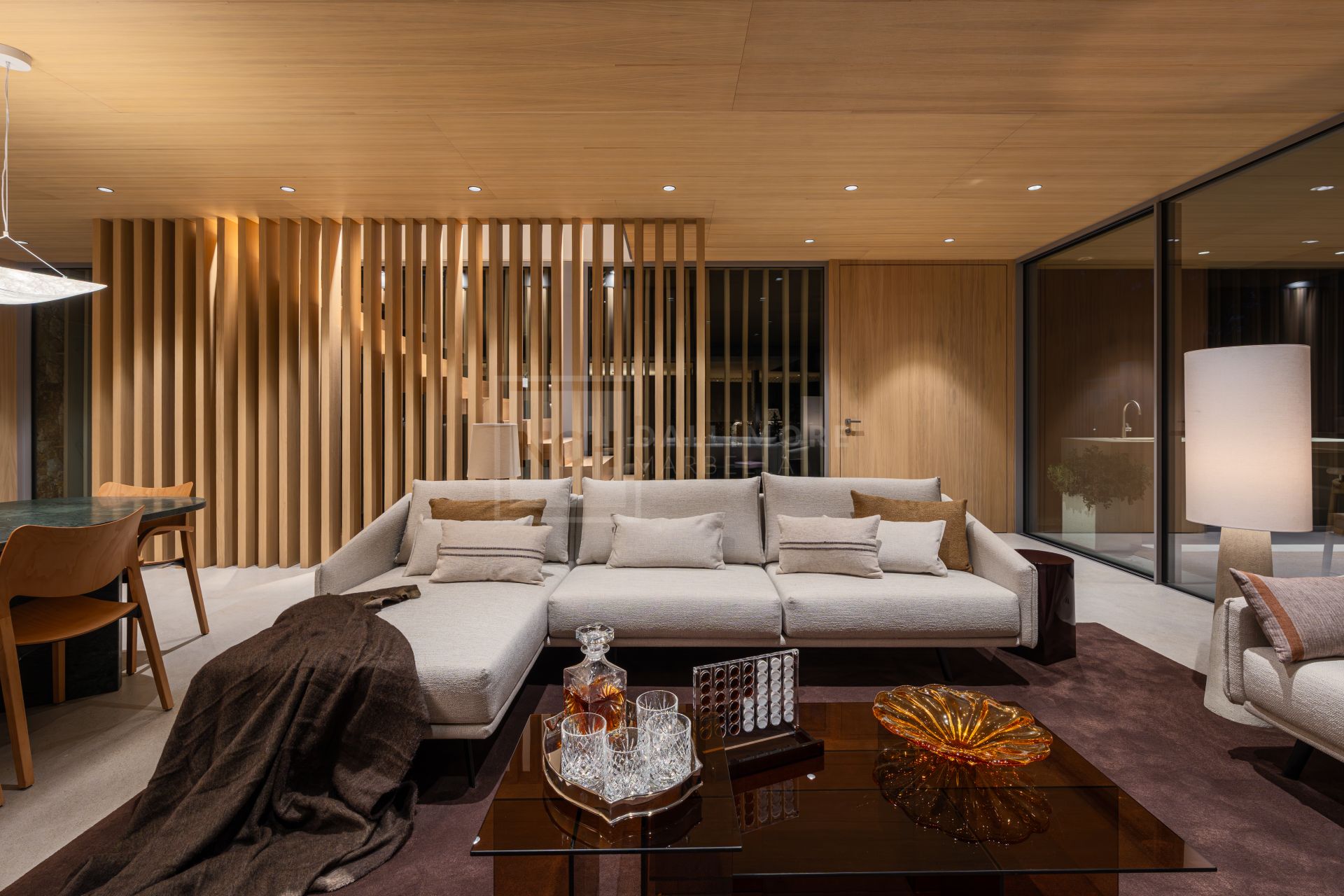 VILLA DE DISEÑO DE 4 DORMITORIOS CON PISCINA, SPA Y JARDÍN EN NUEVA ANDALUCÍA