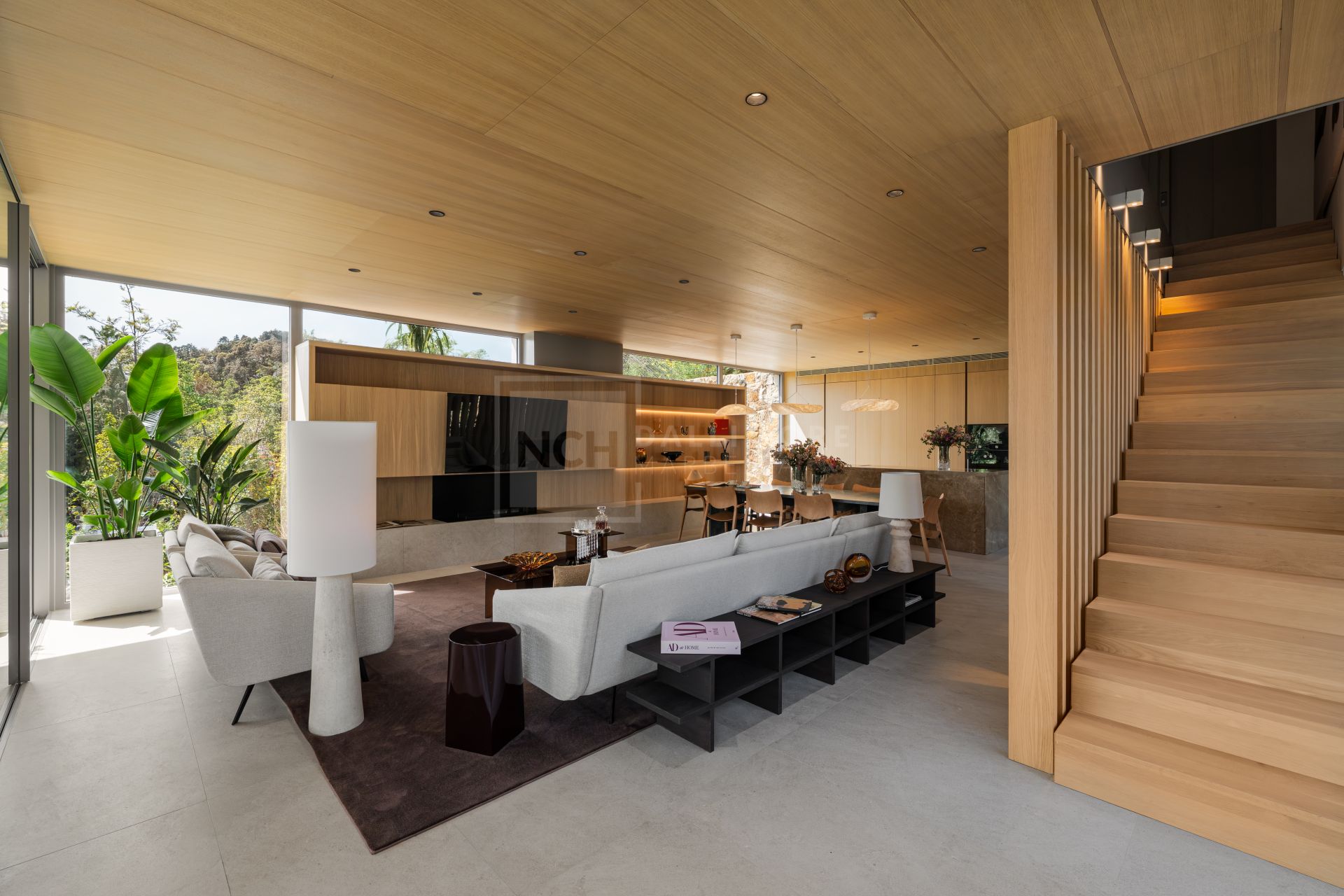 VILLA DE DISEÑO DE 4 DORMITORIOS CON PISCINA, SPA Y JARDÍN EN NUEVA ANDALUCÍA