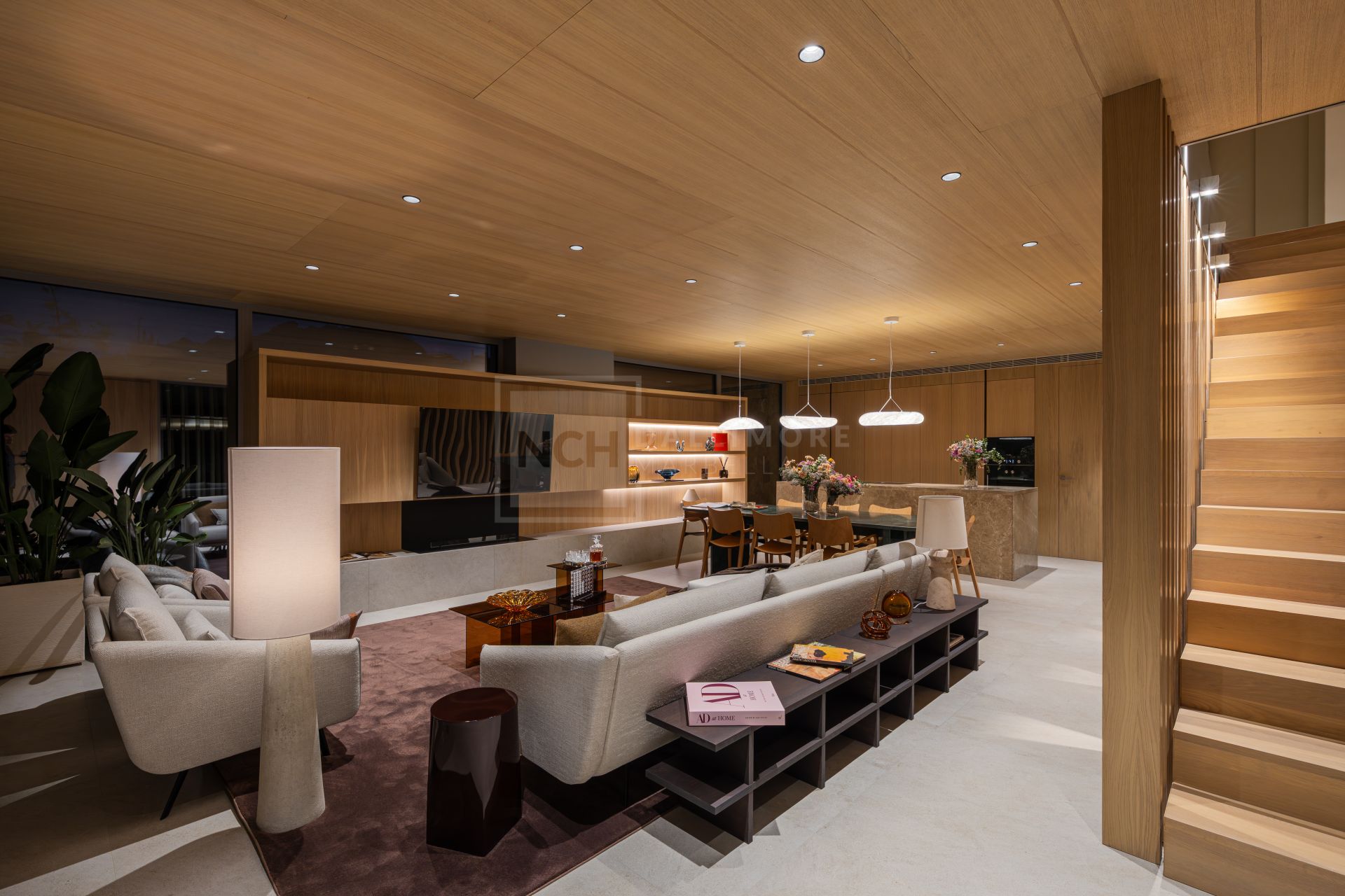 VILLA DE DISEÑO DE 4 DORMITORIOS CON PISCINA, SPA Y JARDÍN EN NUEVA ANDALUCÍA
