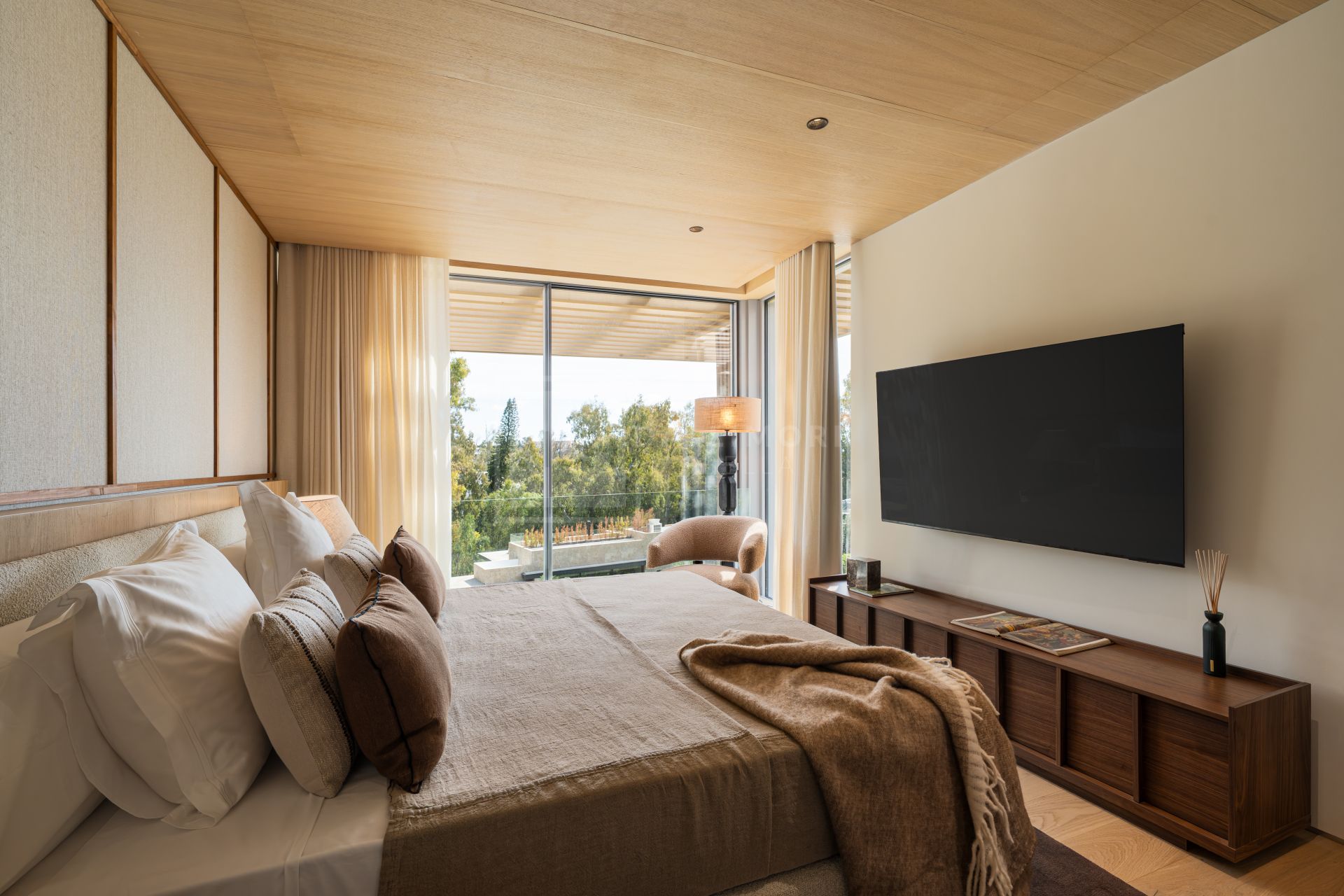 VILLA DE DISEÑO DE 4 DORMITORIOS CON PISCINA, SPA Y JARDÍN EN NUEVA ANDALUCÍA
