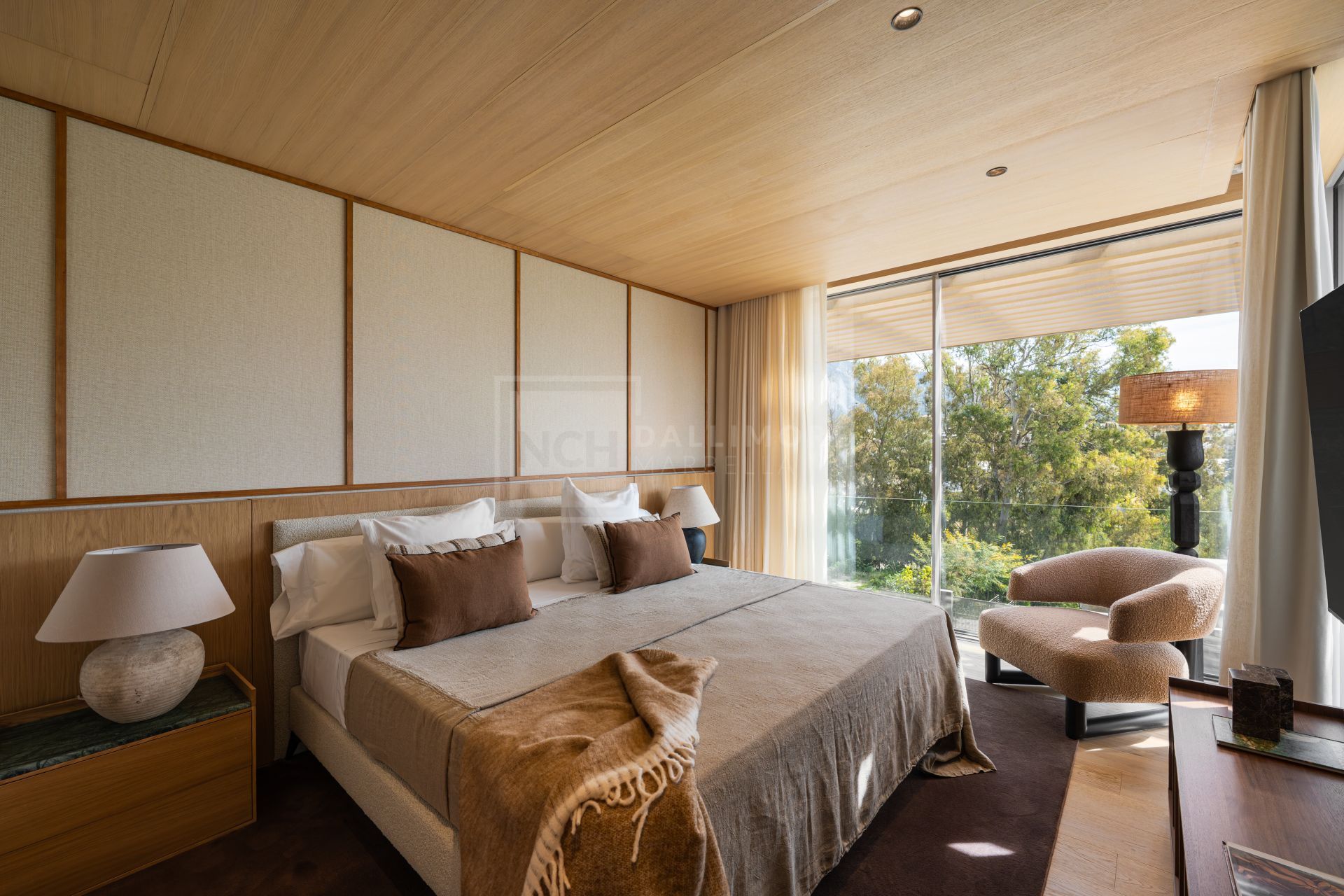 VILLA DE DISEÑO DE 4 DORMITORIOS CON PISCINA, SPA Y JARDÍN EN NUEVA ANDALUCÍA