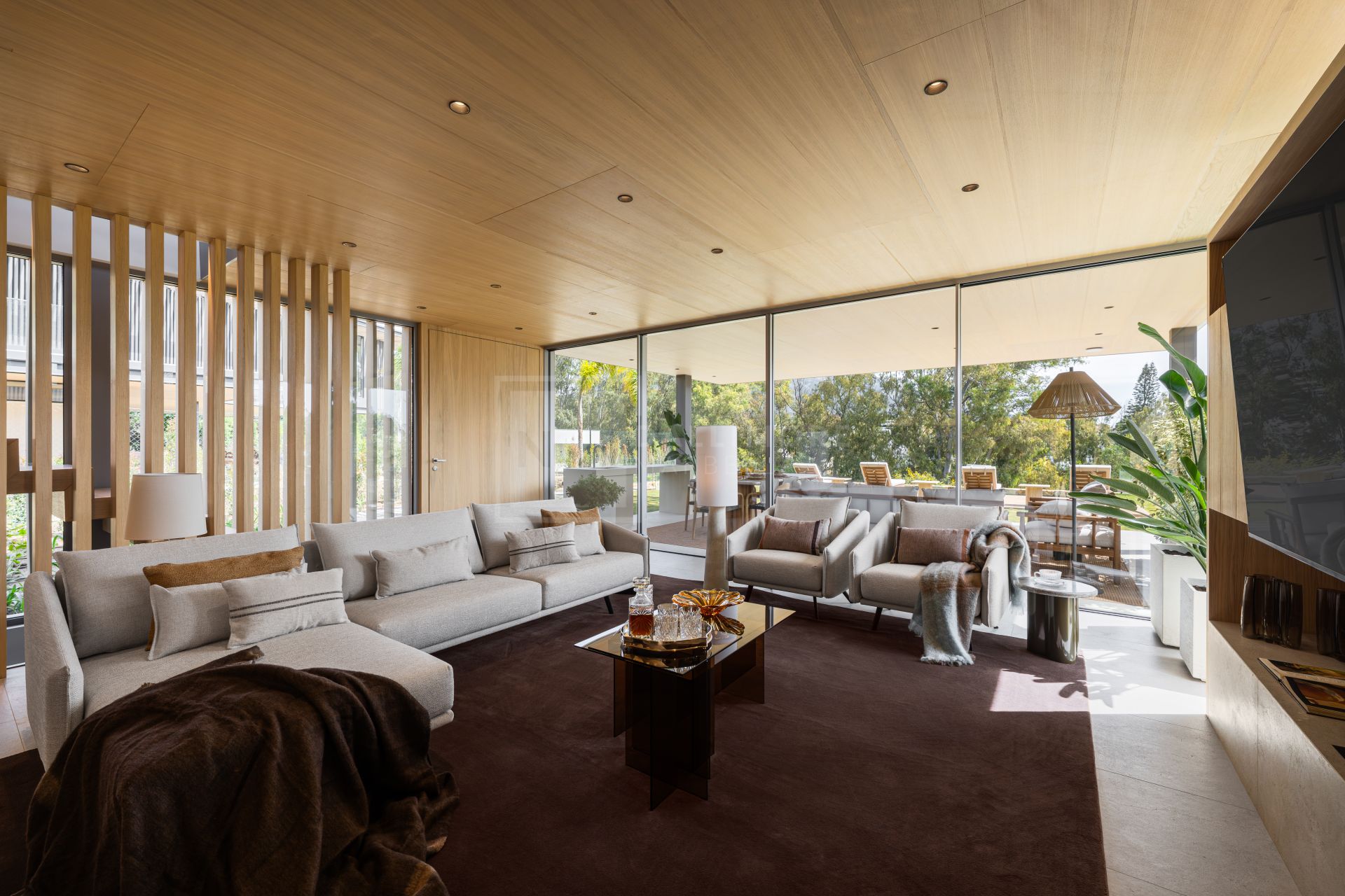 VILLA DE DISEÑO DE 4 DORMITORIOS CON PISCINA, SPA Y JARDÍN EN NUEVA ANDALUCÍA