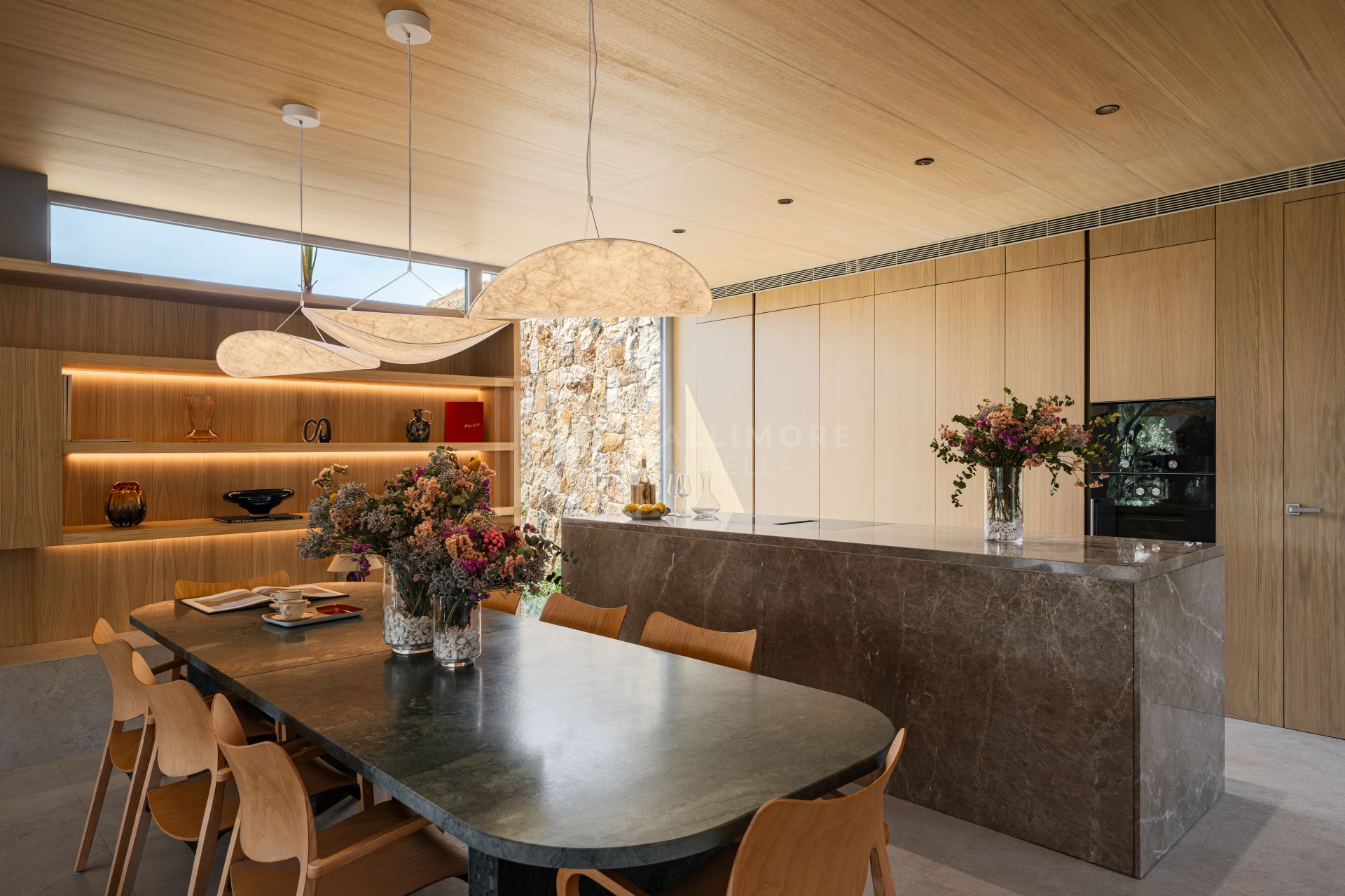 VILLA DE DISEÑO DE 4 DORMITORIOS CON PISCINA, SPA Y JARDÍN EN NUEVA ANDALUCÍA