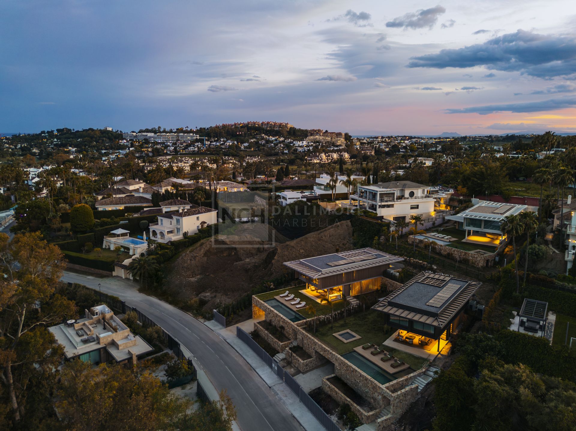 VILLA DE DISEÑO DE 4 DORMITORIOS CON PISCINA, SPA Y JARDÍN EN NUEVA ANDALUCÍA