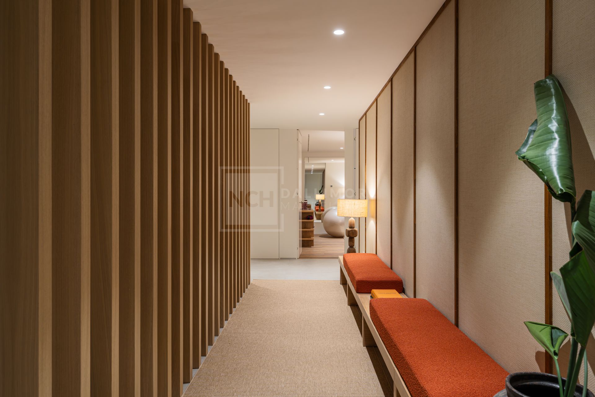 VILLA DE DISEÑO DE 4 DORMITORIOS CON PISCINA, SPA Y JARDÍN EN NUEVA ANDALUCÍA