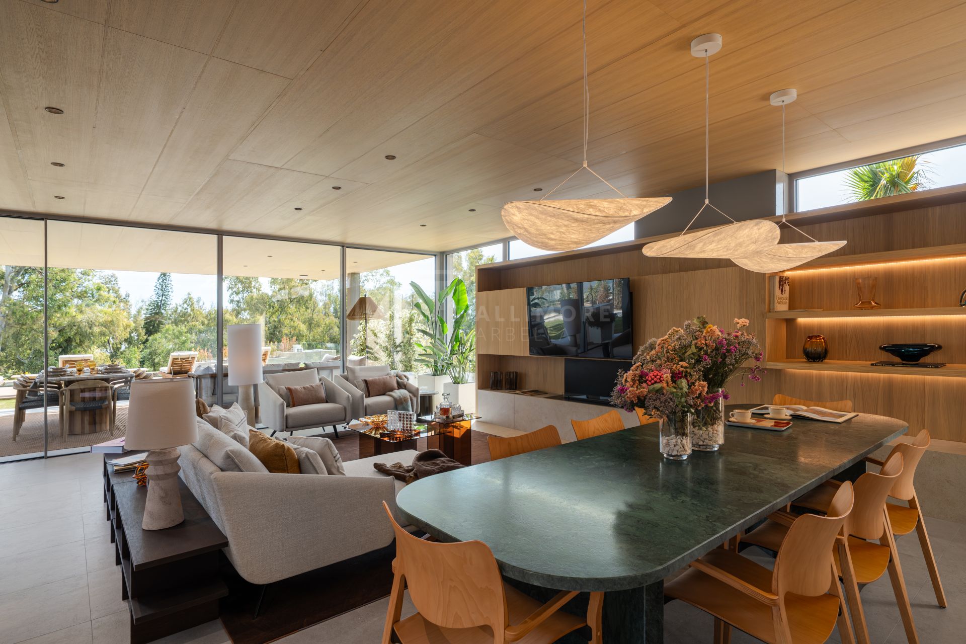 VILLA DE DISEÑO DE 4 DORMITORIOS CON PISCINA, SPA Y JARDÍN EN NUEVA ANDALUCÍA
