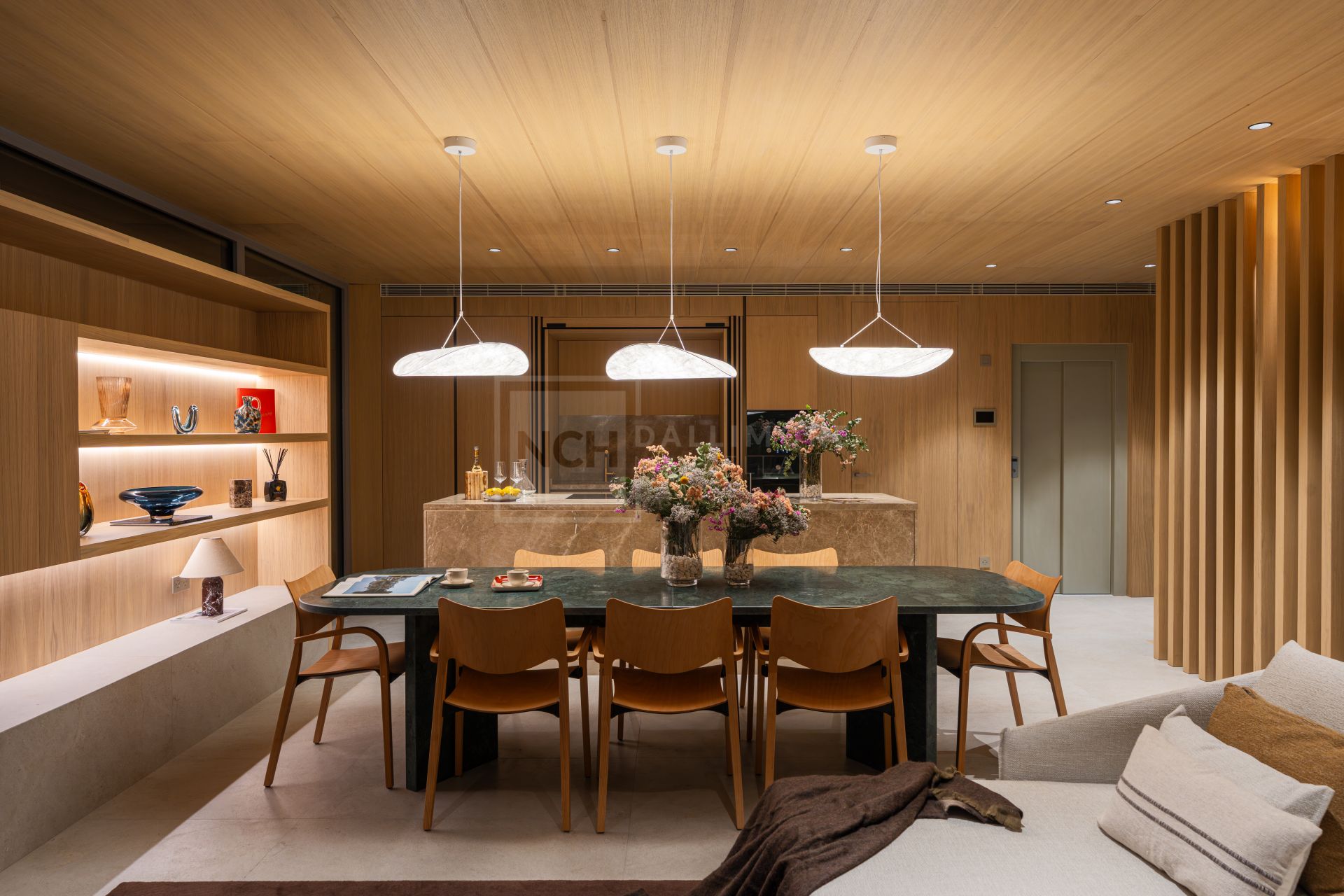 VILLA DE DISEÑO DE 4 DORMITORIOS CON PISCINA, SPA Y JARDÍN EN NUEVA ANDALUCÍA