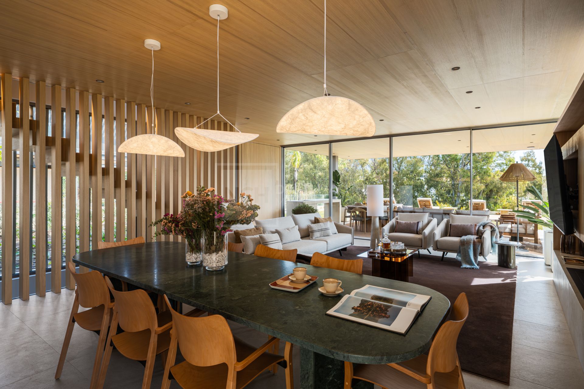 VILLA DE DISEÑO DE 4 DORMITORIOS CON PISCINA, SPA Y JARDÍN EN NUEVA ANDALUCÍA