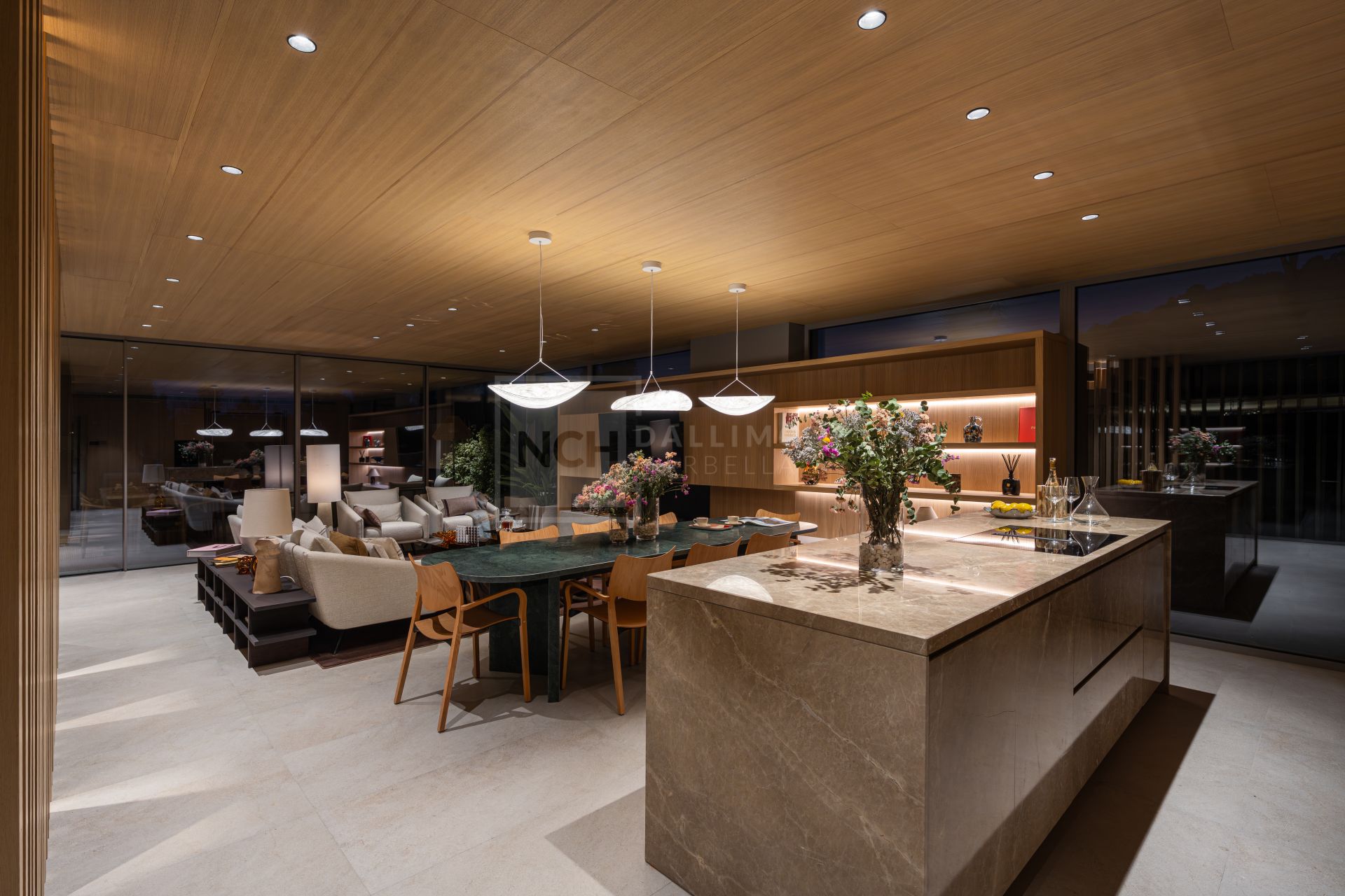 VILLA DE DISEÑO DE 4 DORMITORIOS CON PISCINA, SPA Y JARDÍN EN NUEVA ANDALUCÍA