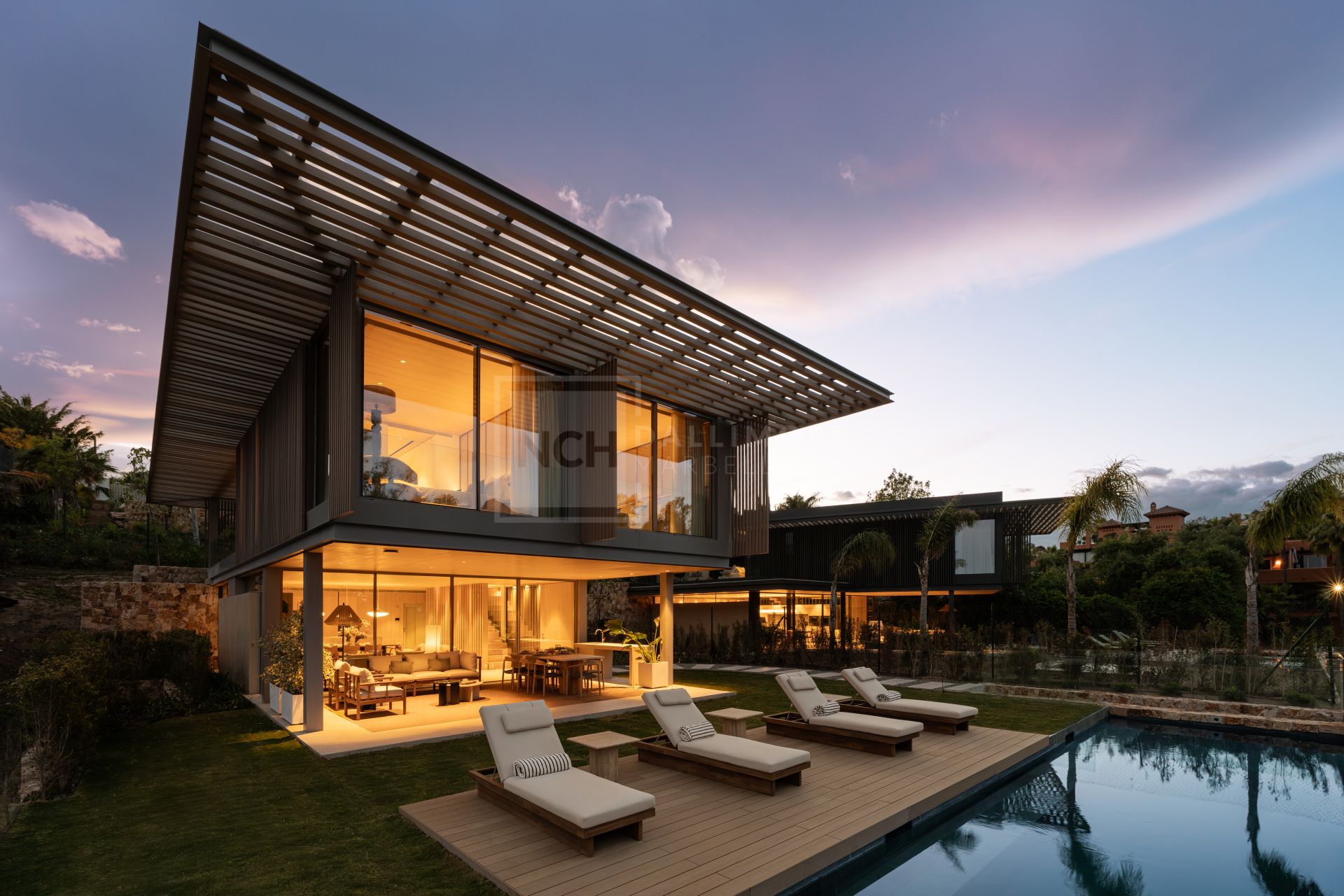 VILLA DE DISEÑO DE 4 DORMITORIOS CON PISCINA, SPA Y JARDÍN EN NUEVA ANDALUCÍA