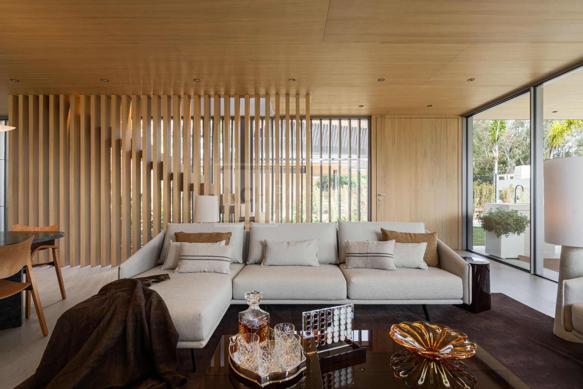 VILLA DE DISEÑO DE 4 DORMITORIOS CON PISCINA, SPA Y JARDÍN EN NUEVA ANDALUCÍA
