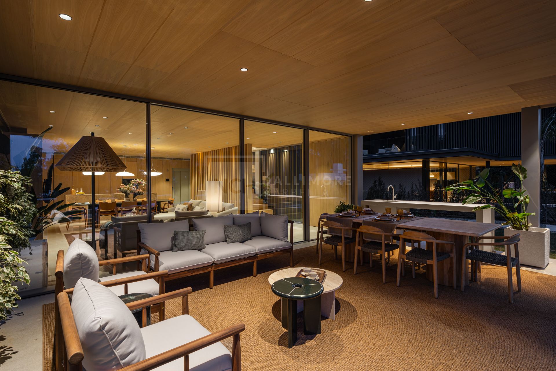 VILLA DE DISEÑO DE 4 DORMITORIOS CON PISCINA, SPA Y JARDÍN EN NUEVA ANDALUCÍA