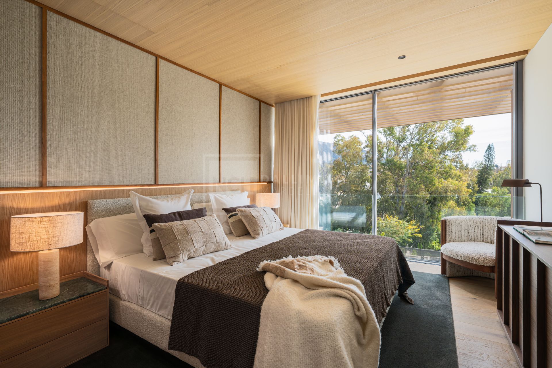 VILLA DE DISEÑO DE 4 DORMITORIOS CON PISCINA, SPA Y JARDÍN EN NUEVA ANDALUCÍA