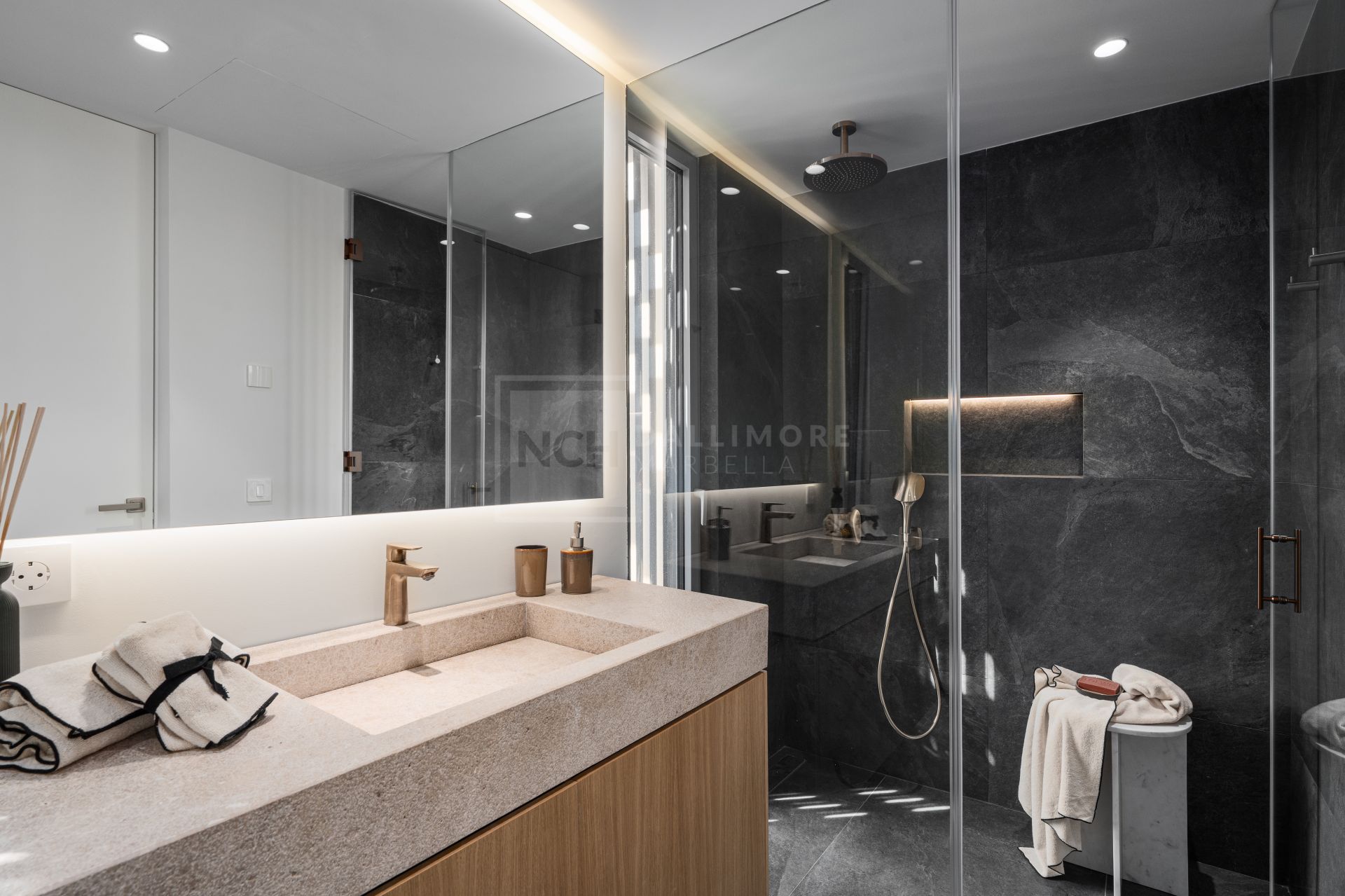 VILLA DE DISEÑO DE 4 DORMITORIOS CON PISCINA, SPA Y JARDÍN EN NUEVA ANDALUCÍA