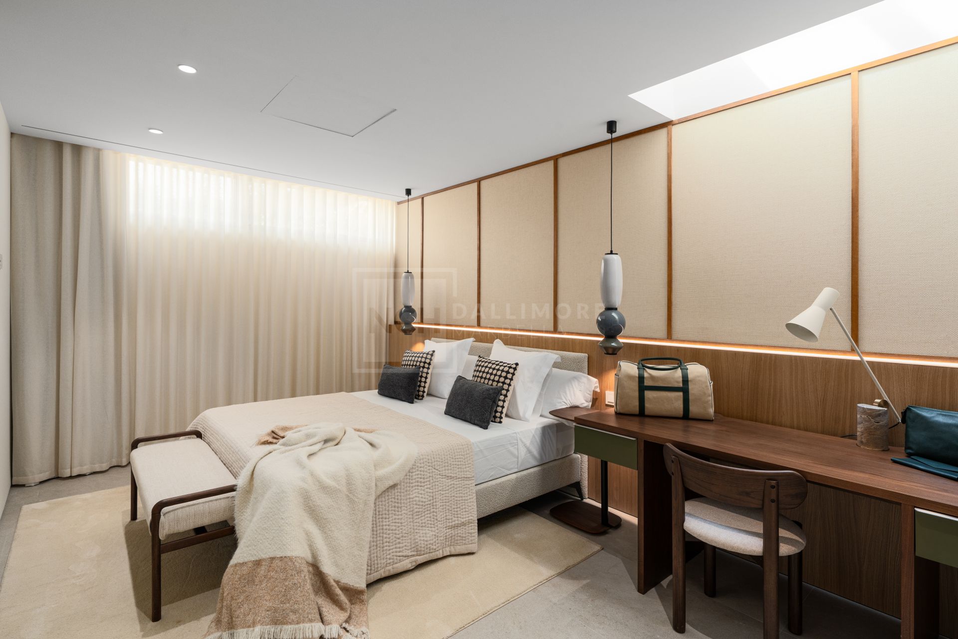 VILLA DE DISEÑO DE 4 DORMITORIOS CON PISCINA, SPA Y JARDÍN EN NUEVA ANDALUCÍA